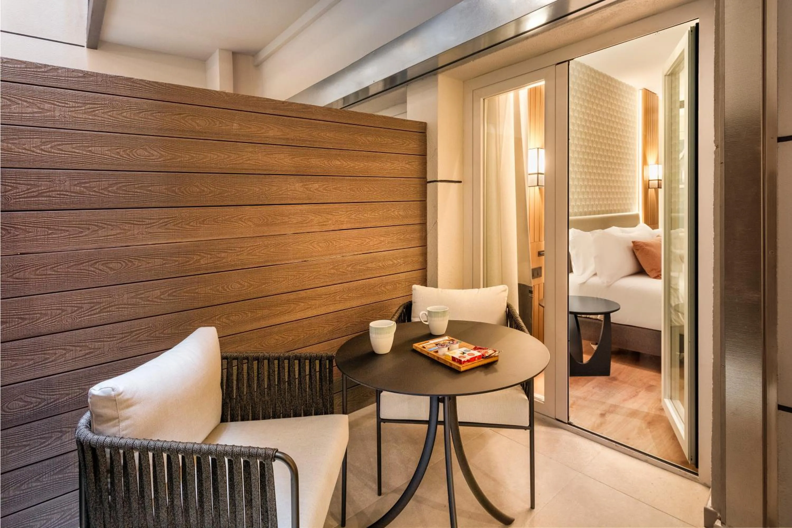 Patio, Bed in Catalonia Plaza España Hotel & Spa