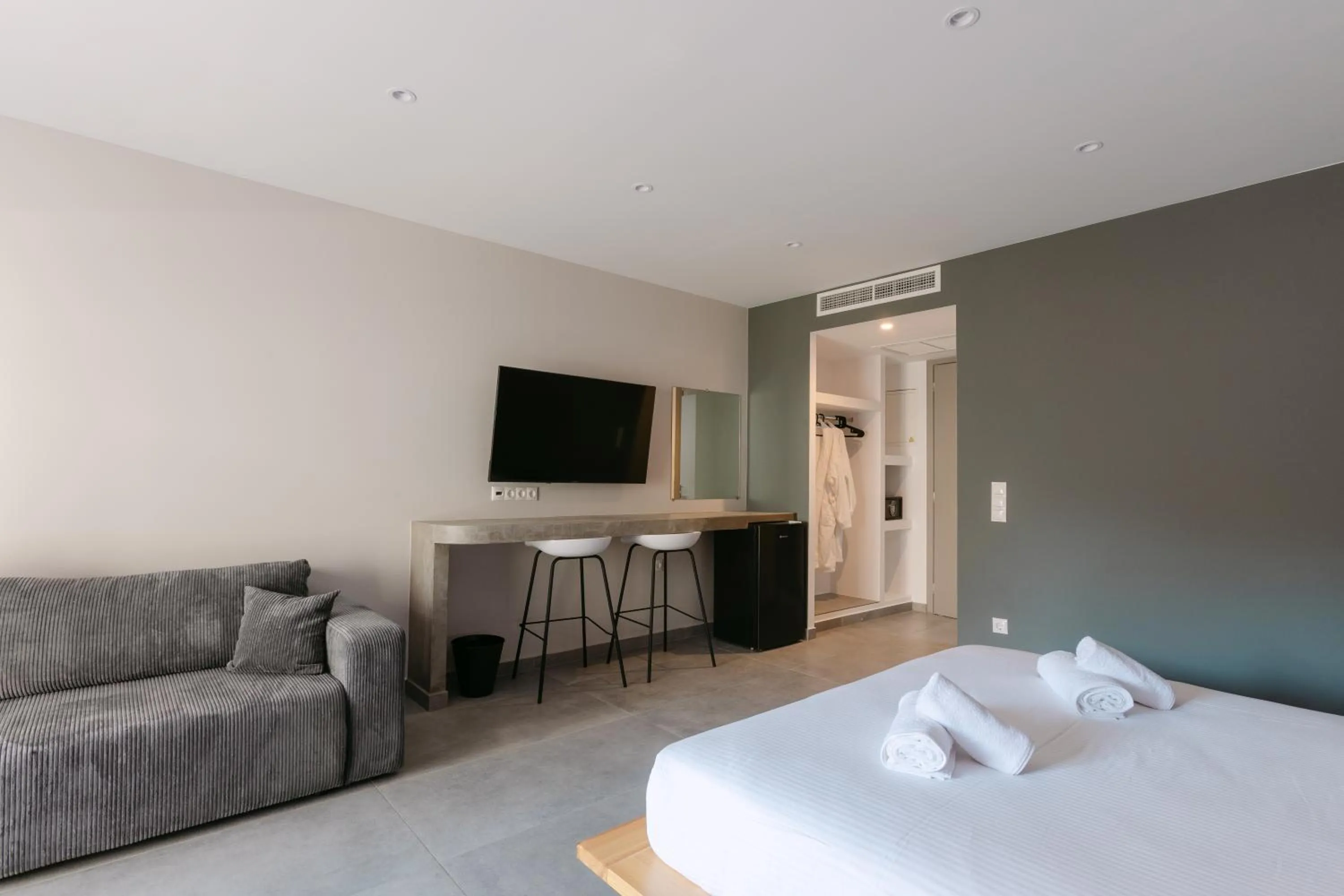 TV and multimedia, Bed in 11 Reasons Why Metaxourgeio