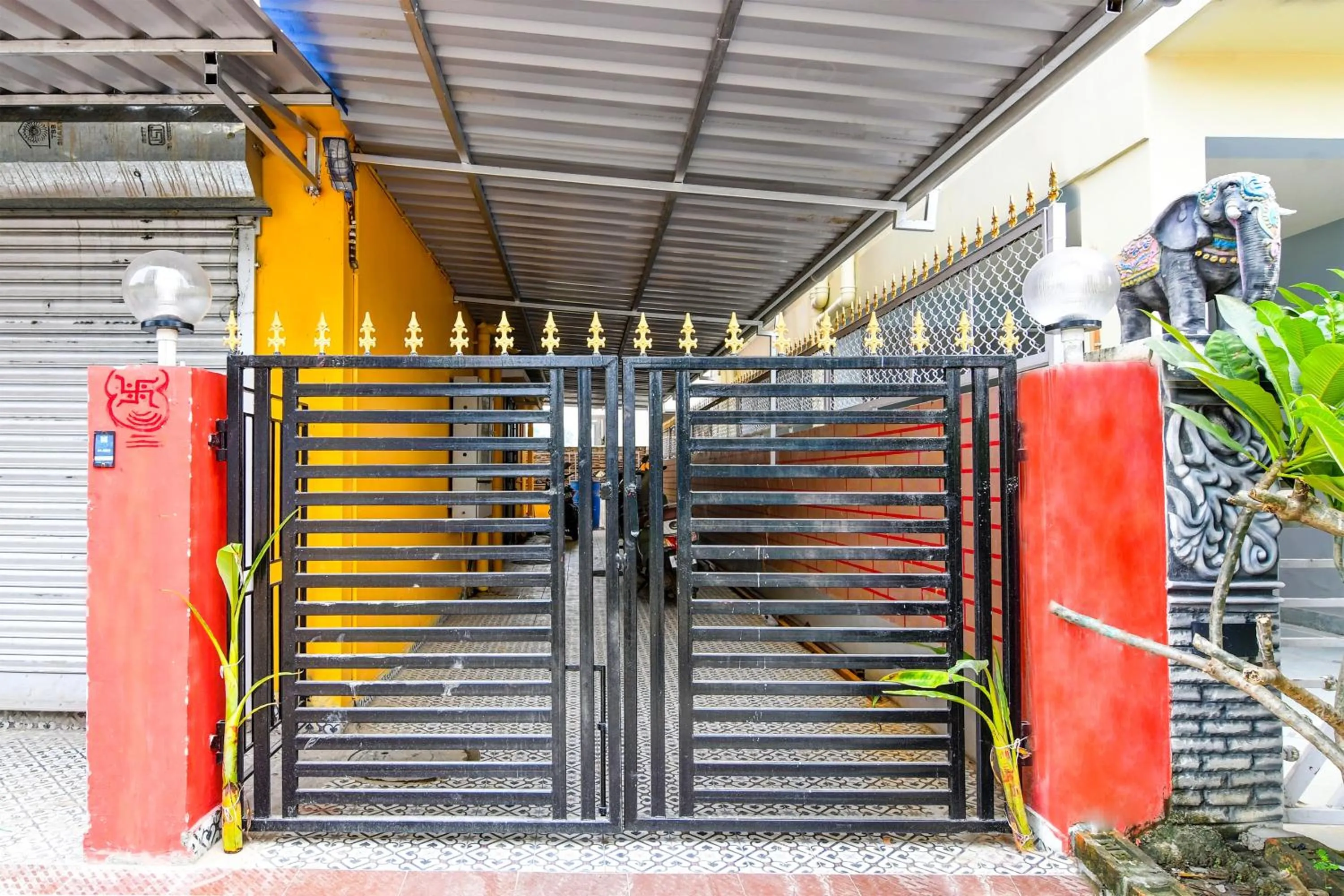 Facade/entrance in Hotel O Shree Near Akankha More