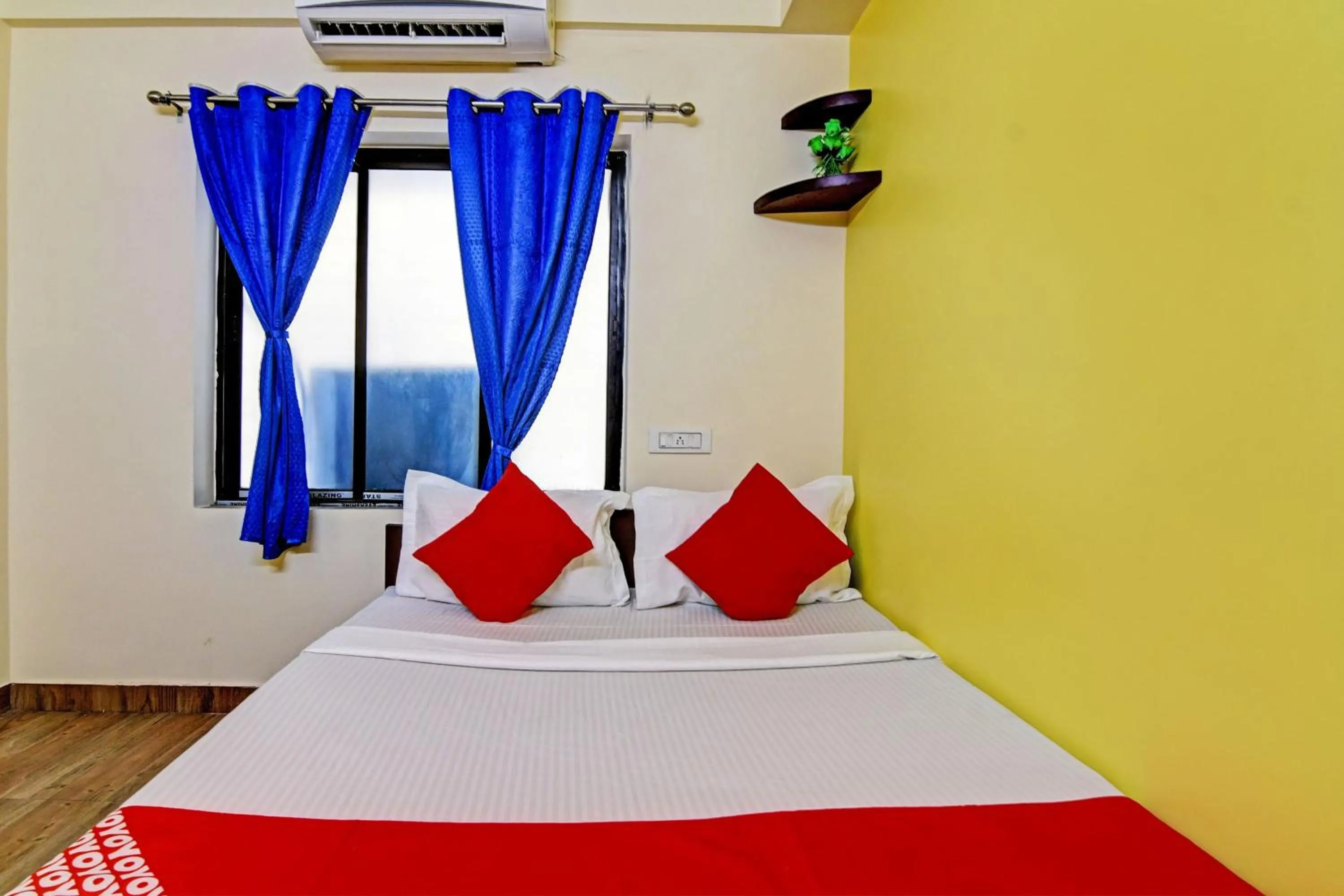 Photo of the whole room in Hotel O Shree Near Akankha More