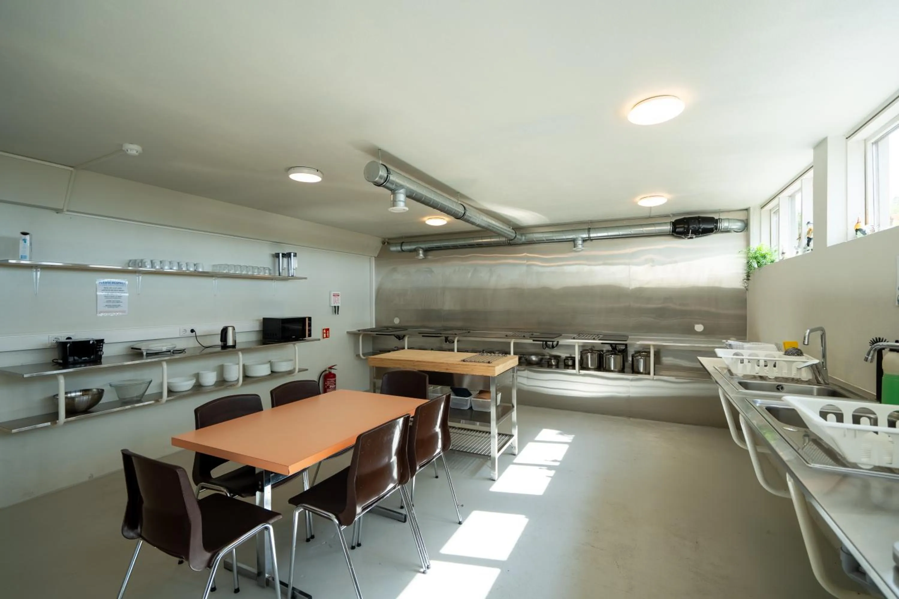 Communal kitchen in Skogar Hostel