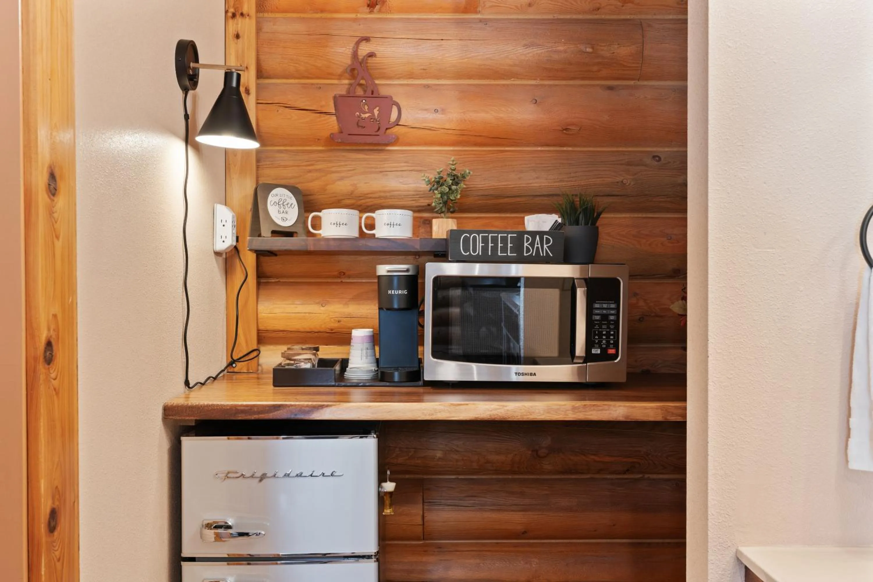 Coffee/tea facilities in Duck Creek Village Inn