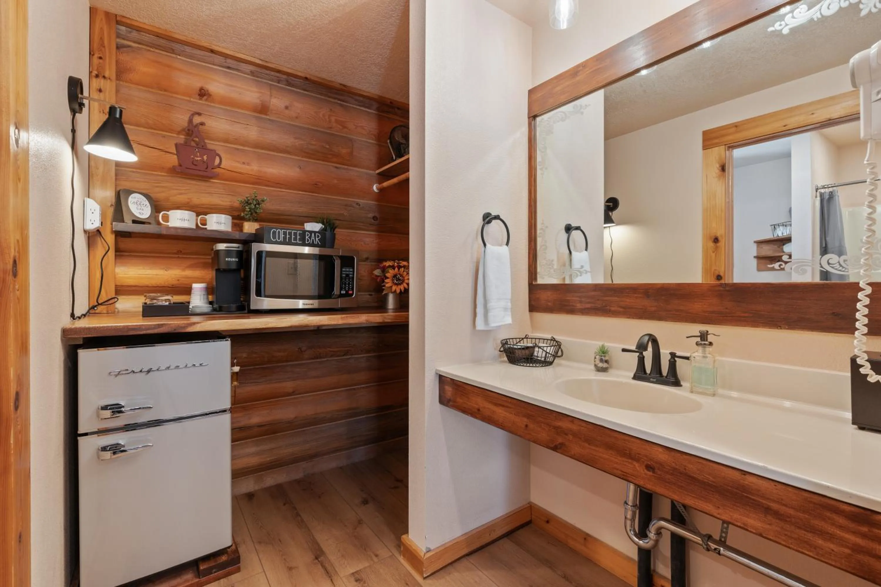 Coffee/tea facilities in Duck Creek Village Inn