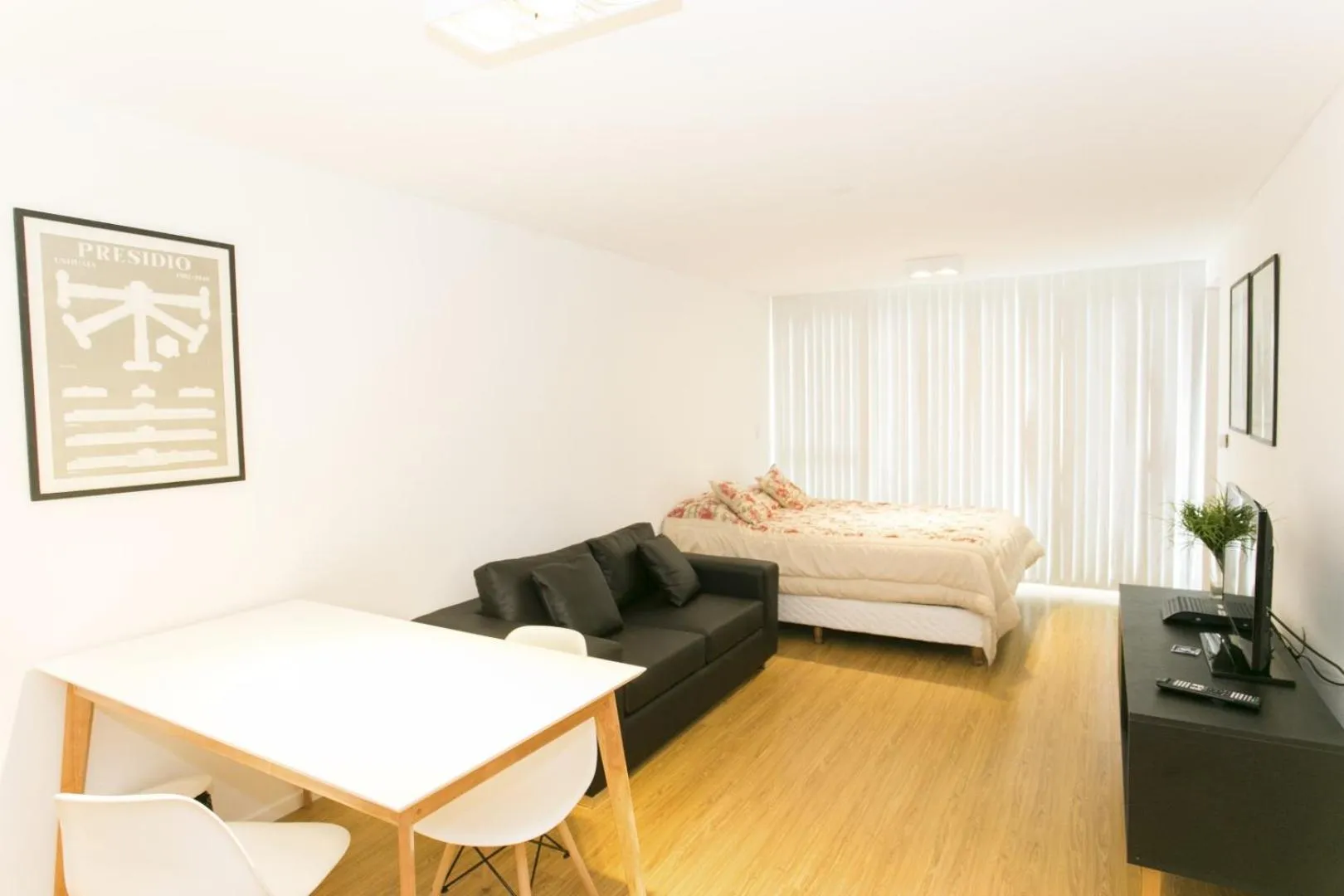 Photo of the whole room in Pacifico Apartamentos