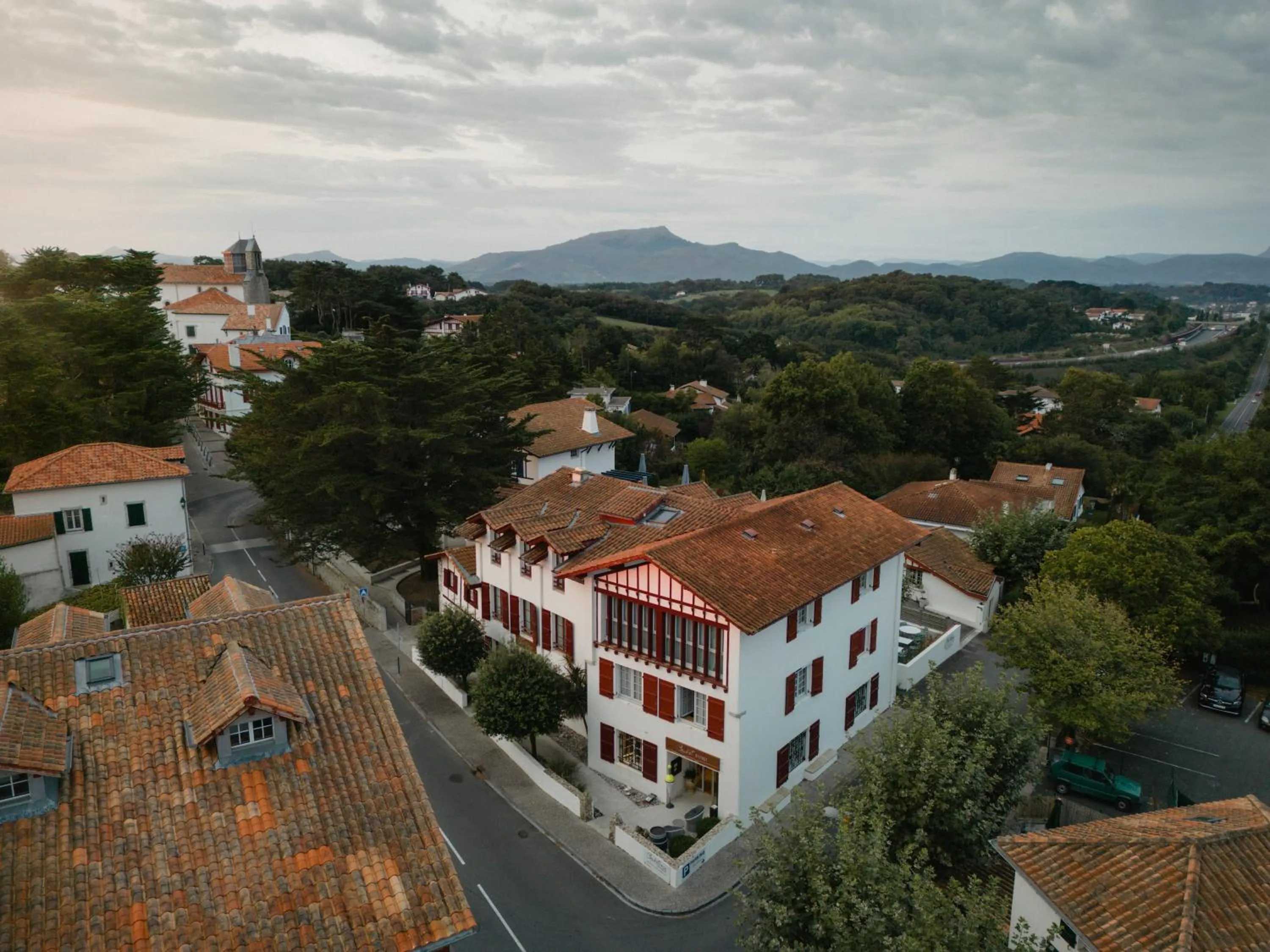 Property building in Hôtel Briketenia