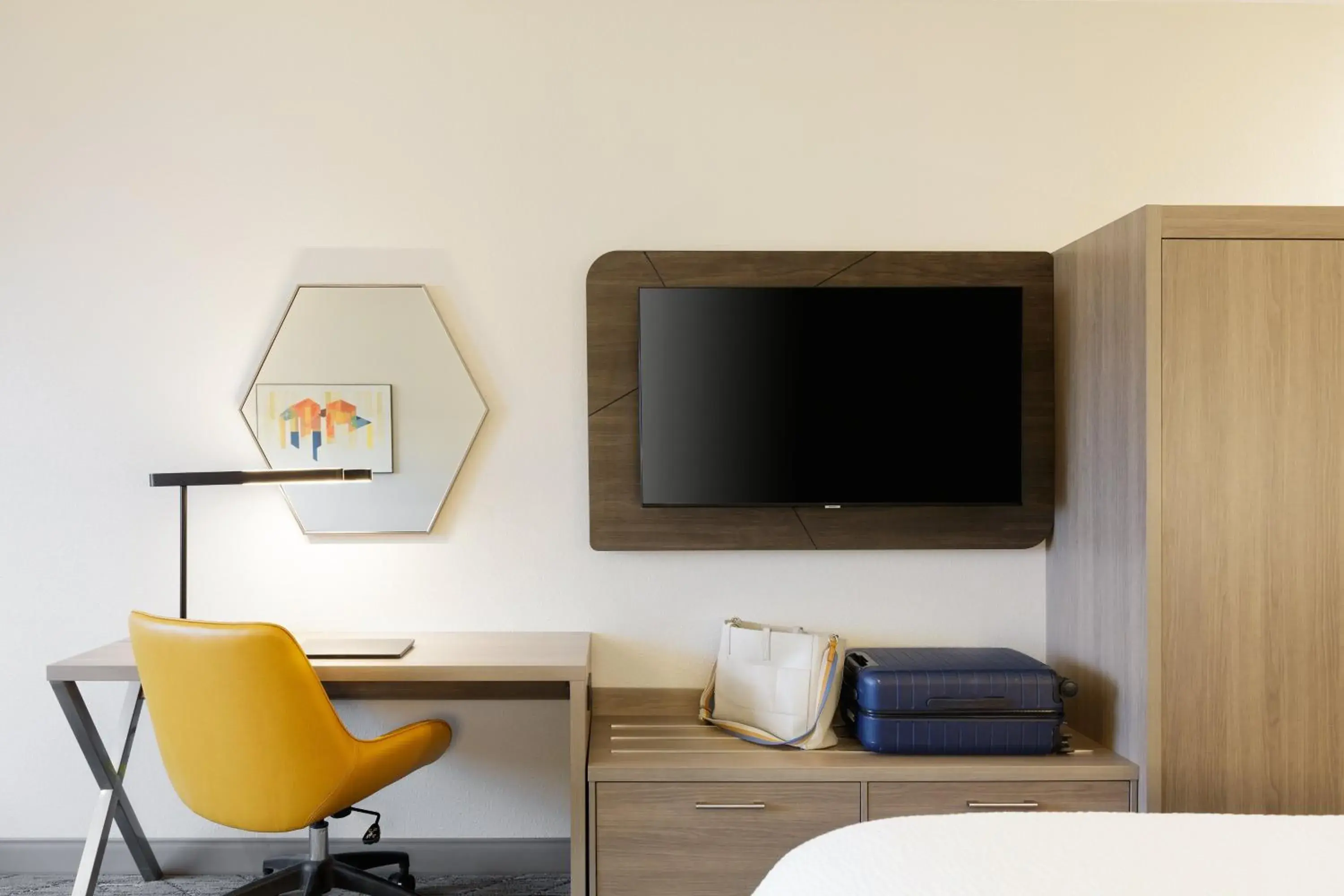 Standard King Room - Communications Accessible in Holiday Inn Express & Suites Morrow – Atlanta South by IHG Standard King Room - Communications Accessible in Holiday Inn Express & Suites Morrow – Atlanta South by IHG