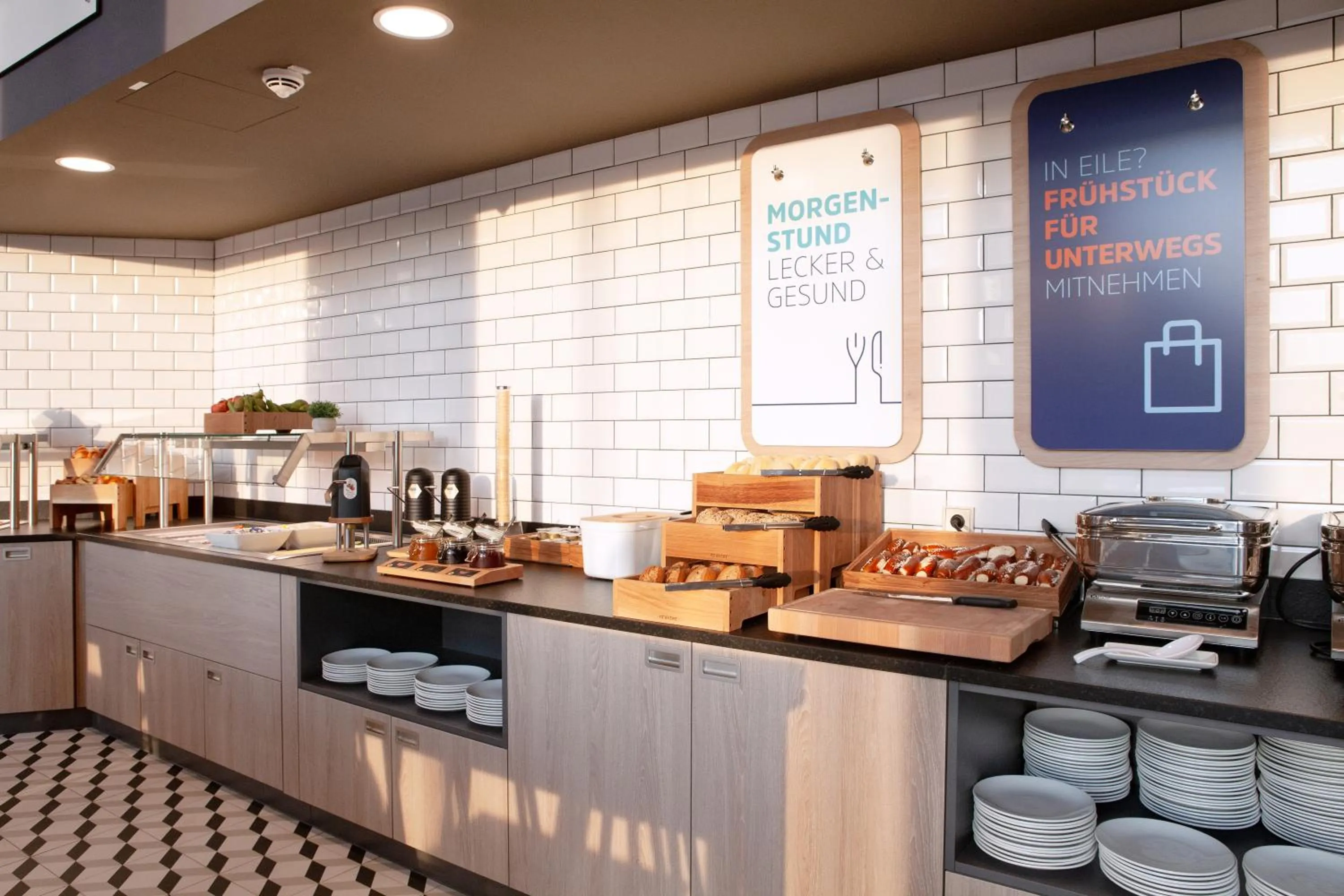 Food and drinks in Holiday Inn Express & Suites Monheim am Rhein by IHG