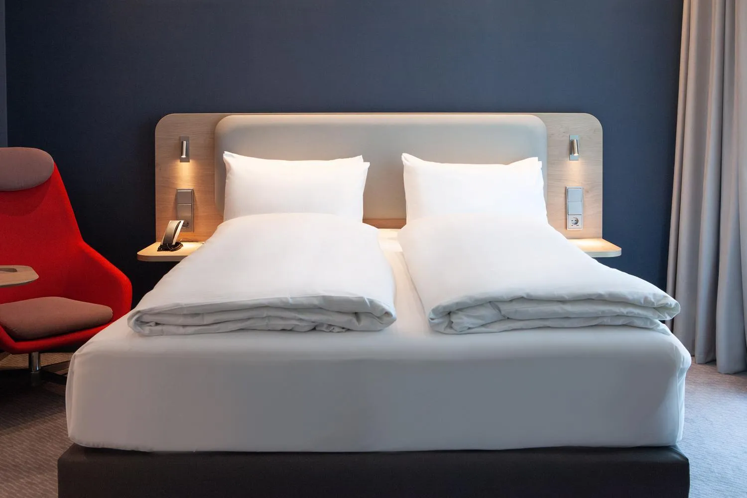 Bed in Holiday Inn Express & Suites Monheim am Rhein by IHG