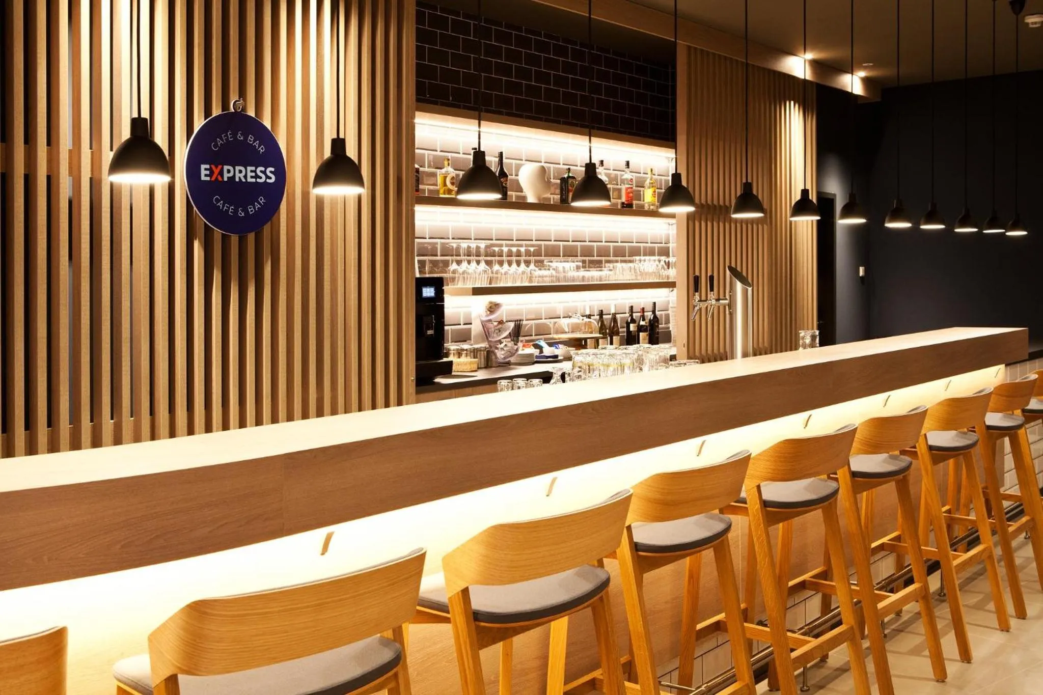 Lounge or bar in Holiday Inn Express & Suites Monheim am Rhein by IHG