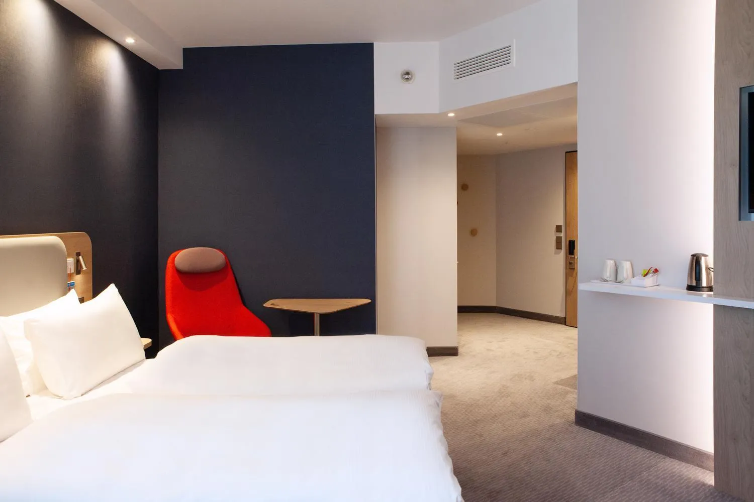 Bed in Holiday Inn Express & Suites Monheim am Rhein by IHG