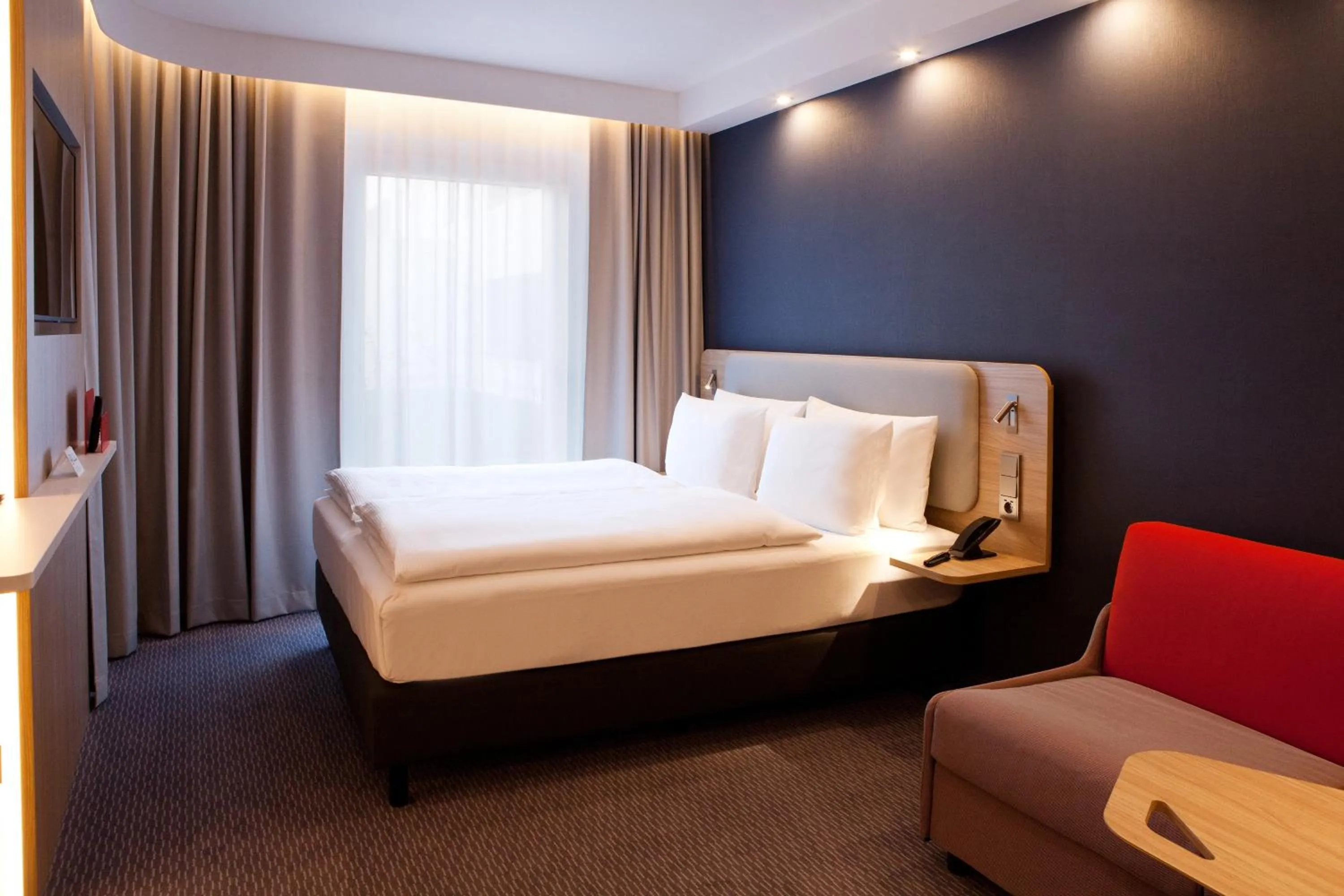 Photo of the whole room, Bed in Holiday Inn Express & Suites Monheim am Rhein by IHG