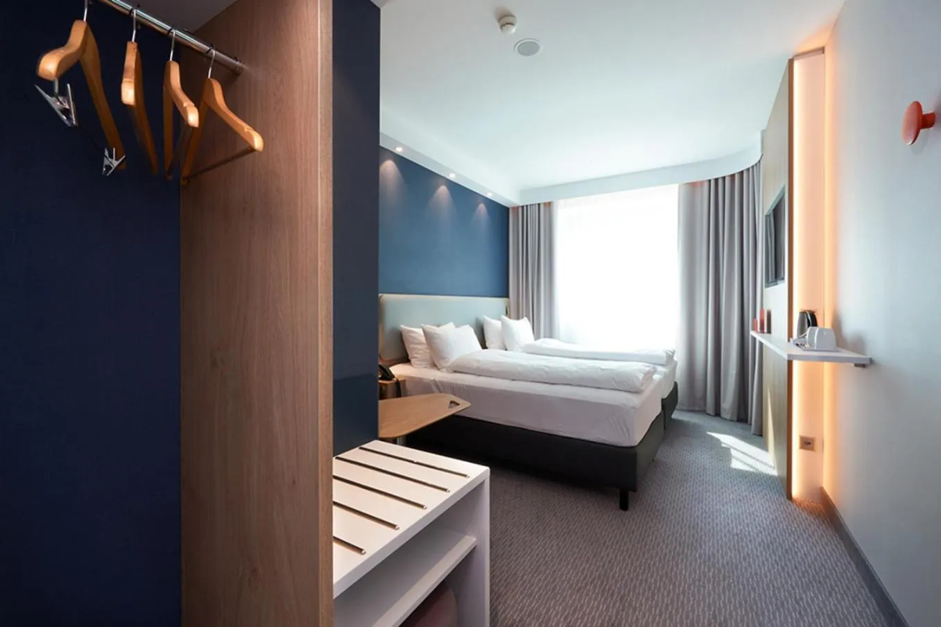 Photo of the whole room, Bed in Holiday Inn Express & Suites Monheim am Rhein by IHG