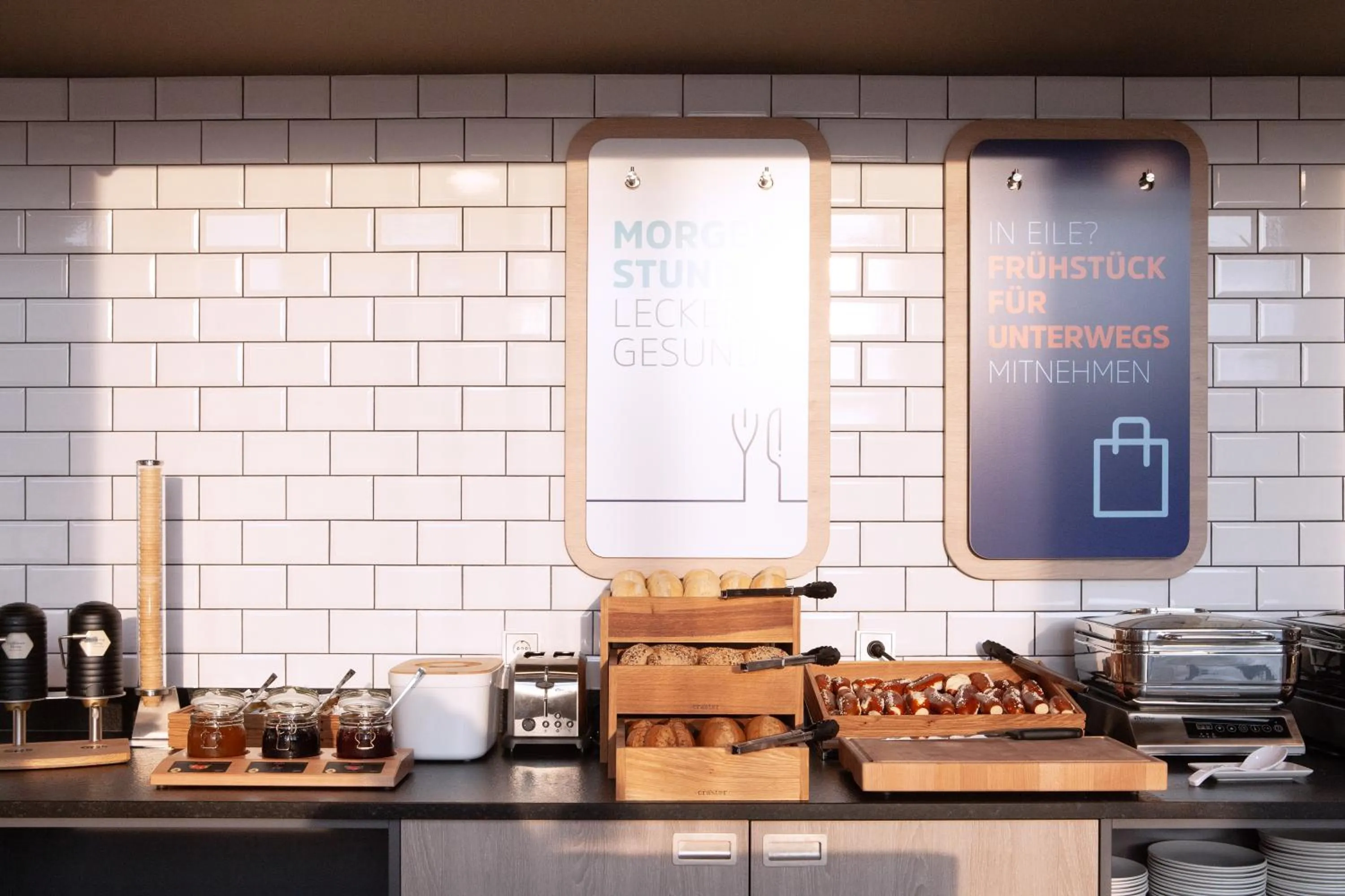 Food and drinks in Holiday Inn Express & Suites Monheim am Rhein by IHG