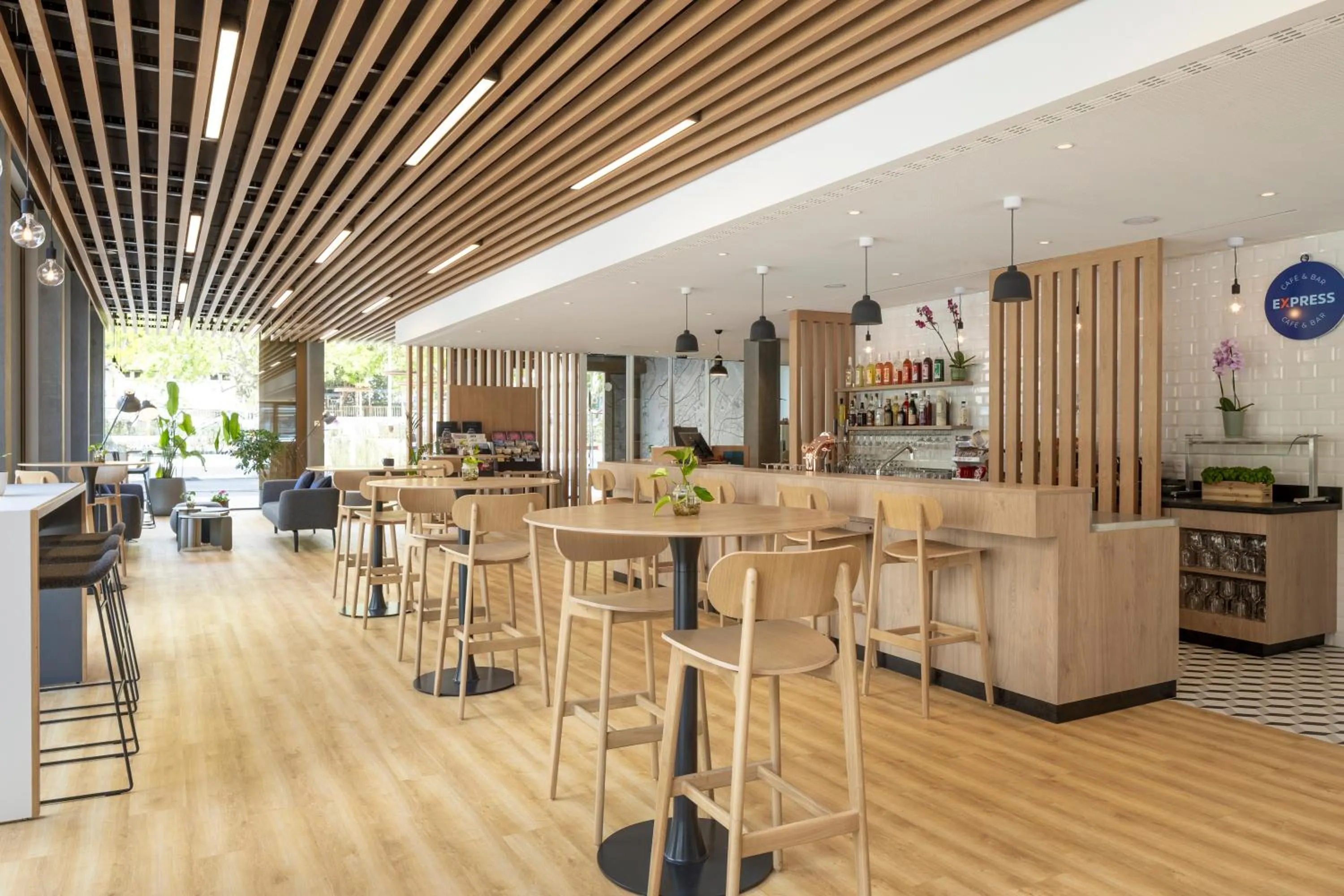 Lounge or bar in Holiday Inn Express & Suites Sion by IHG