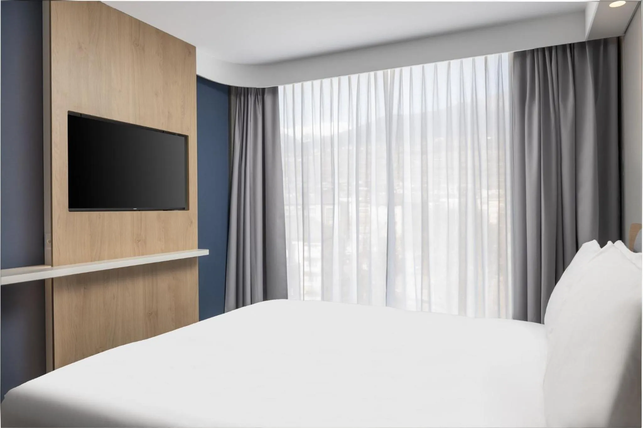 Photo of the whole room, Bed in Holiday Inn Express & Suites Sion by IHG