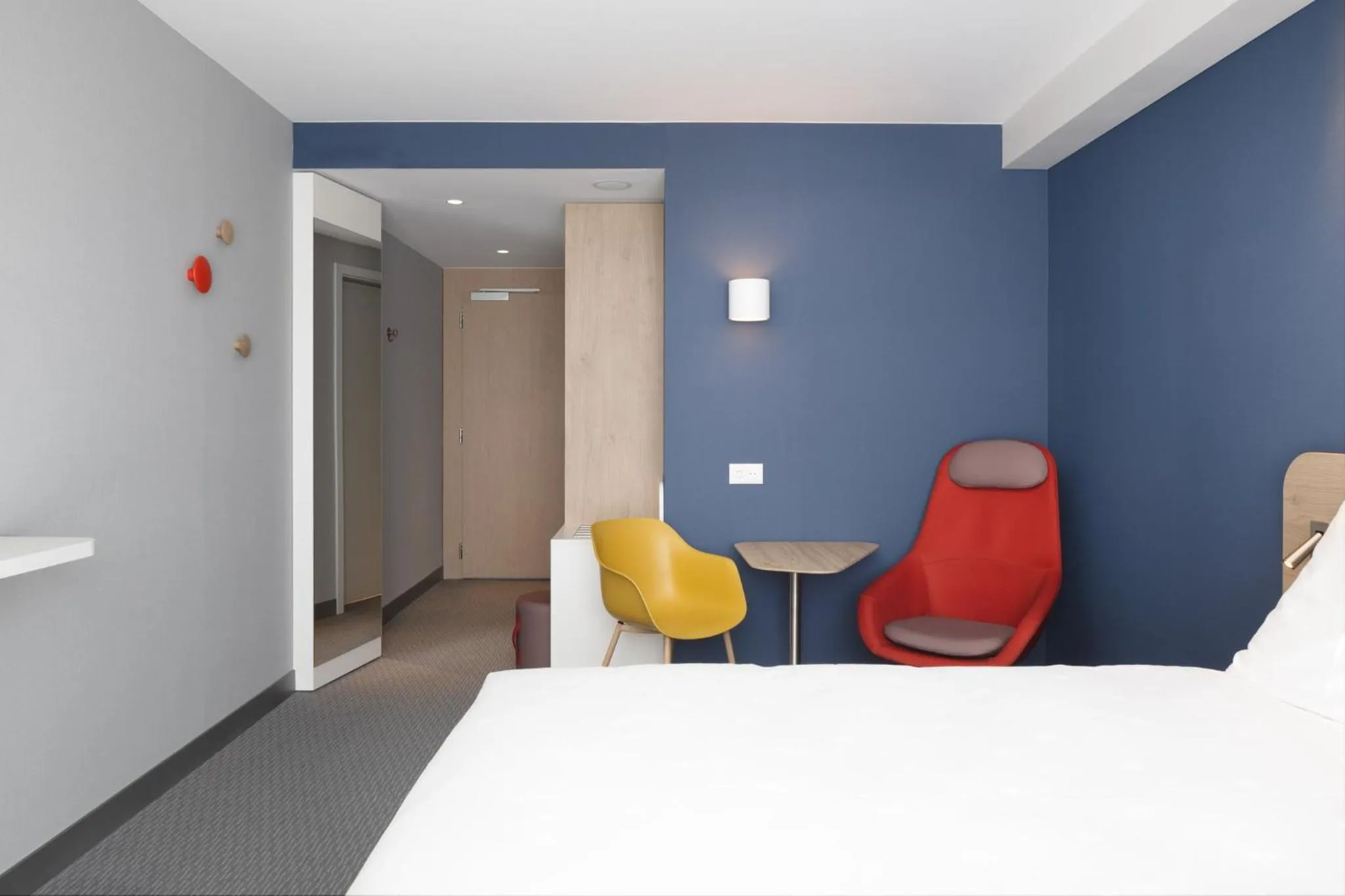 Photo of the whole room, Bed in Holiday Inn Express & Suites Sion by IHG