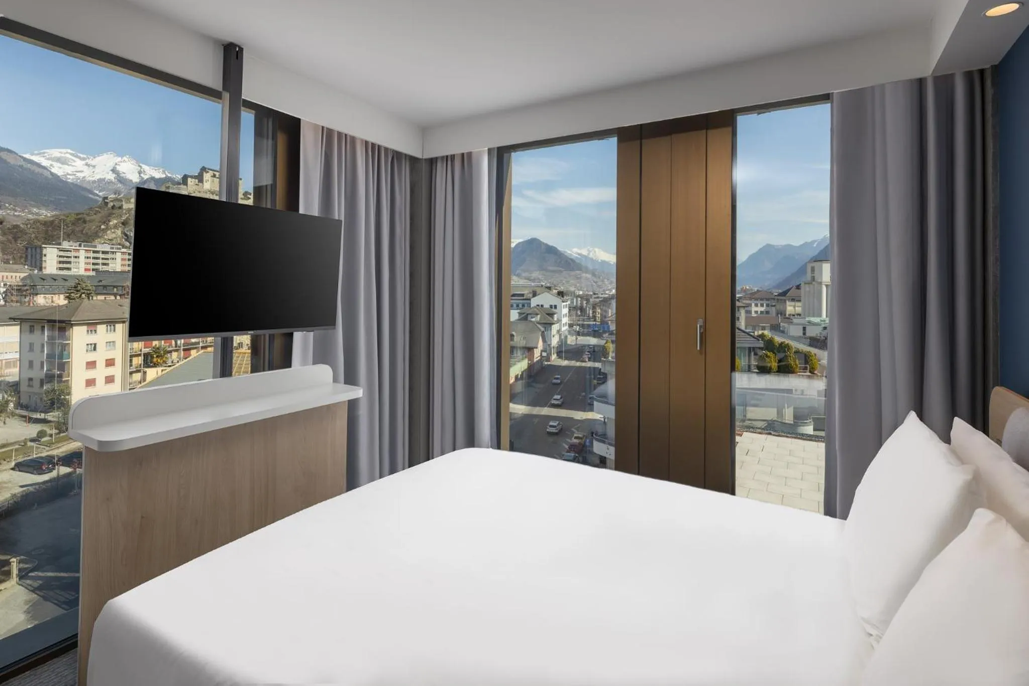 Photo of the whole room, Bed in Holiday Inn Express & Suites Sion by IHG