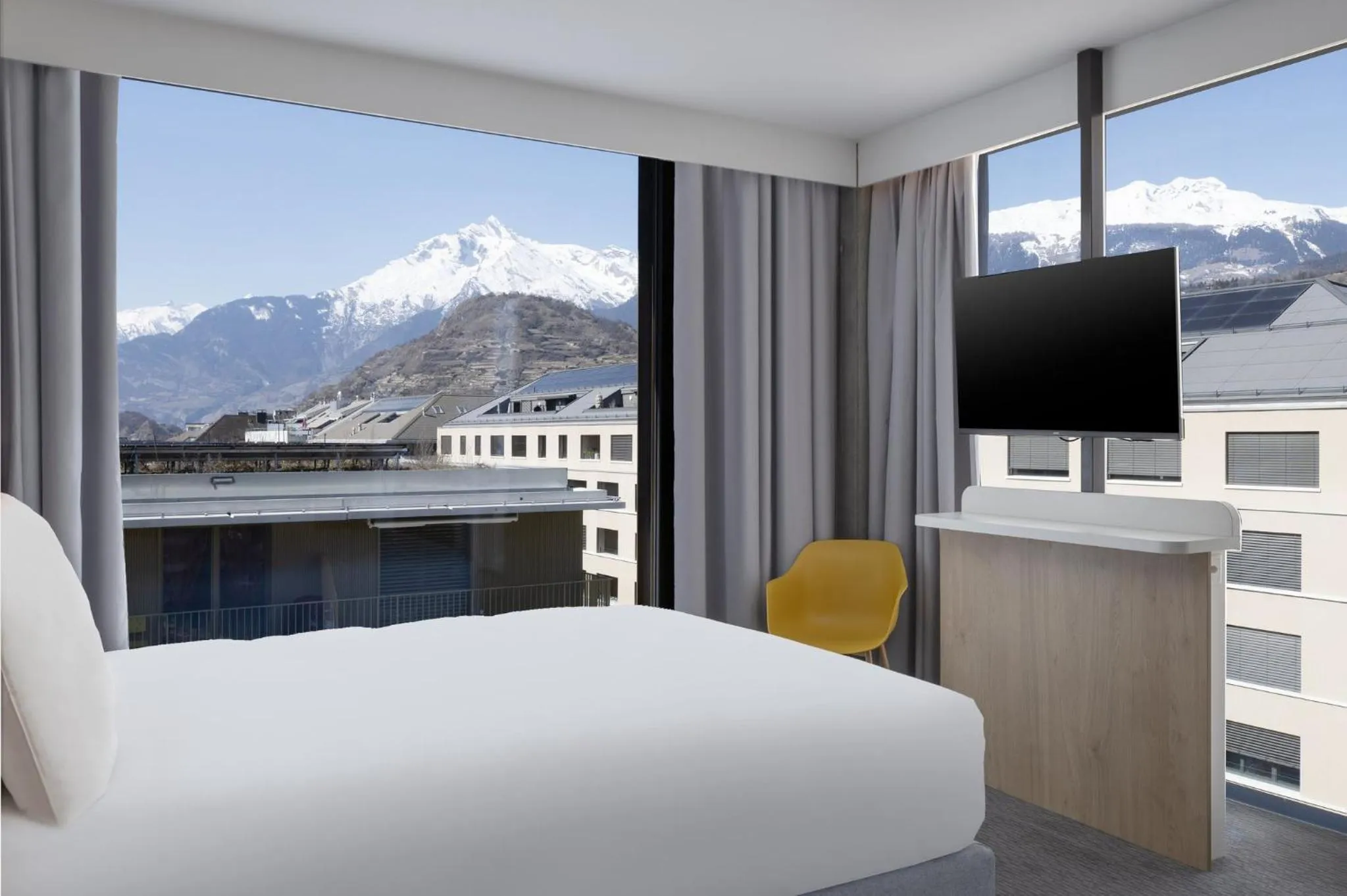 Photo of the whole room, Bed in Holiday Inn Express & Suites Sion by IHG