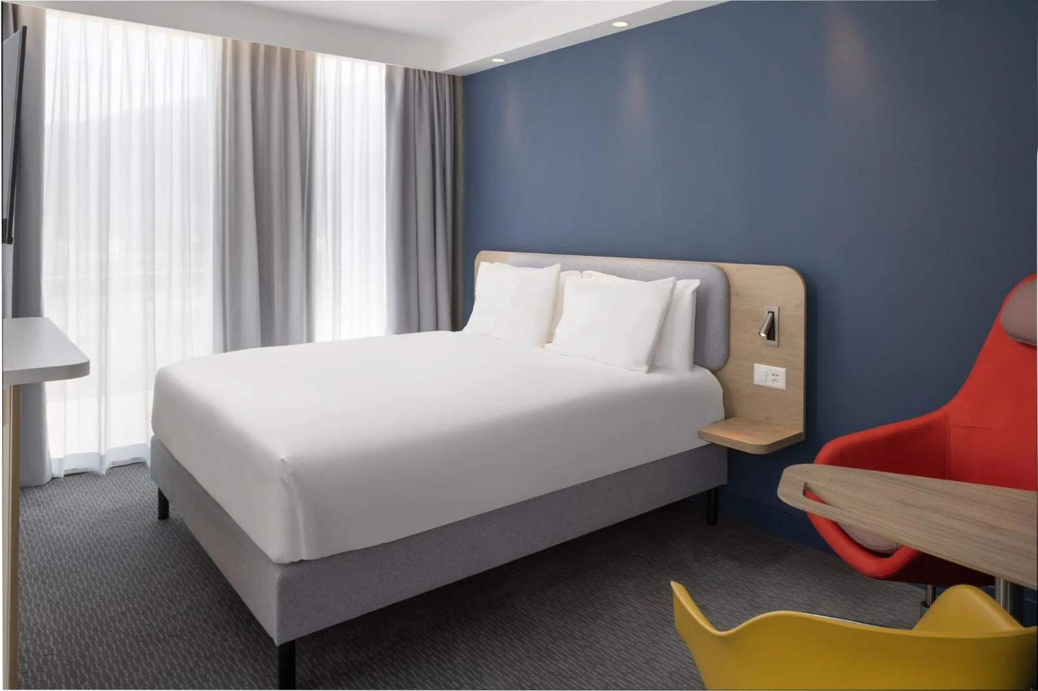 Photo of the whole room, Bed in Holiday Inn Express & Suites Sion by IHG