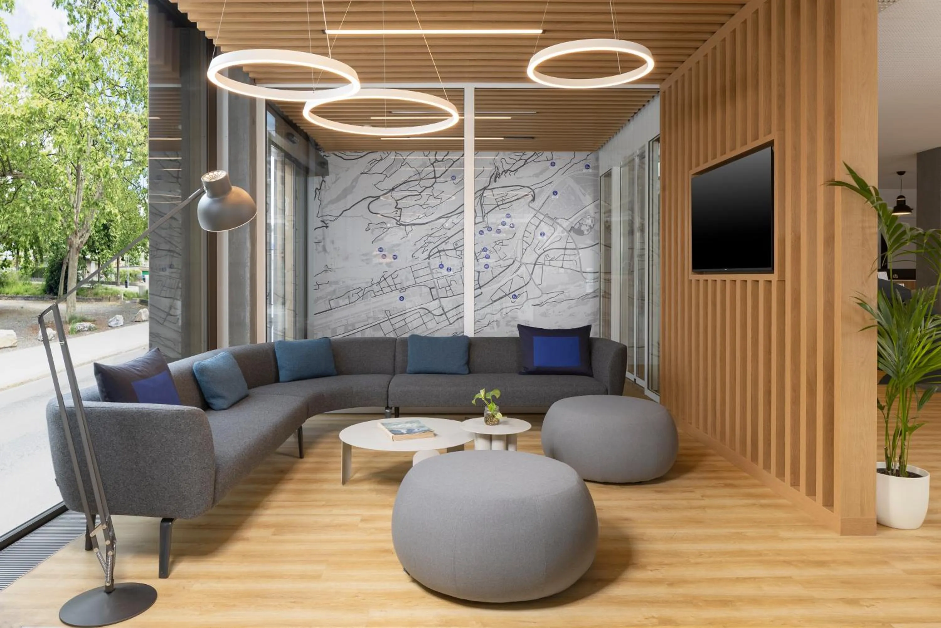 Communal lounge/ TV room in Holiday Inn Express & Suites Sion by IHG