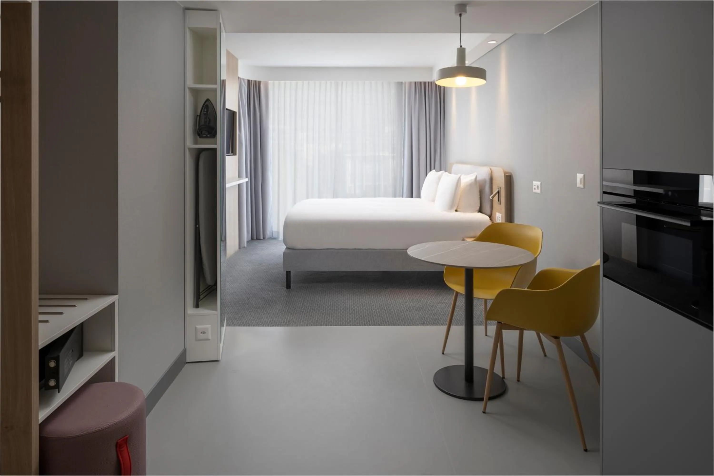 Kitchen or kitchenette, Bed in Holiday Inn Express & Suites Sion by IHG