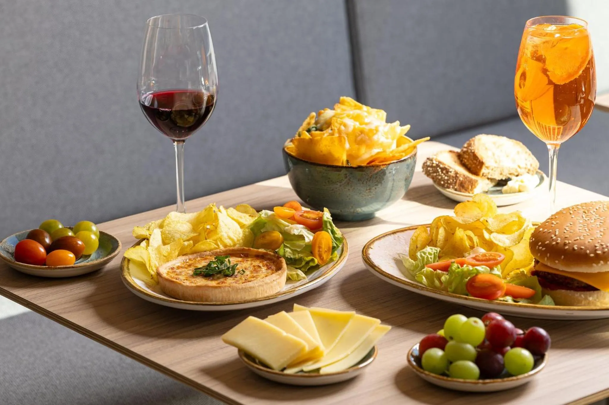 Restaurant/places to eat in Holiday Inn Express & Suites Sion by IHG