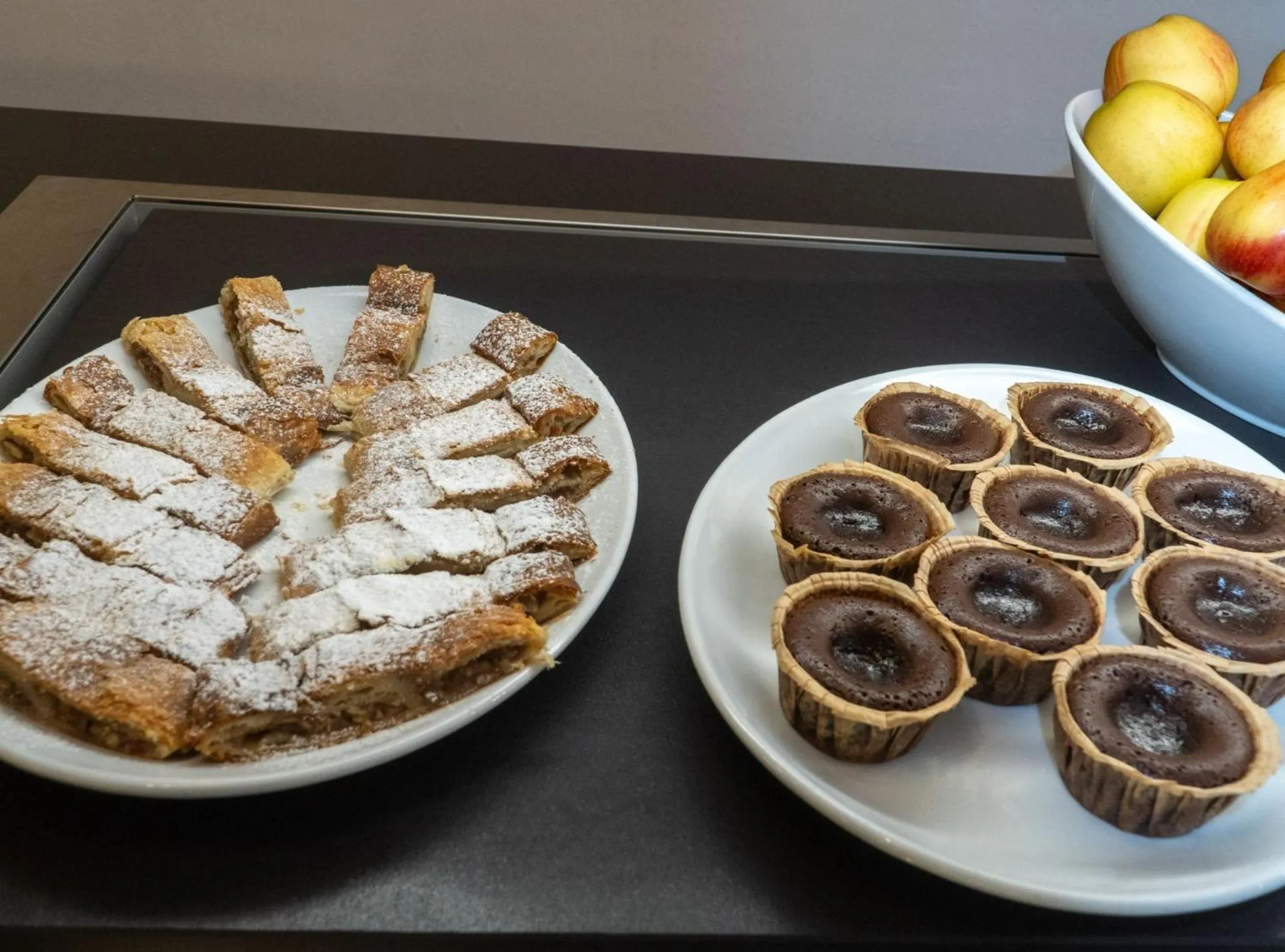 Restaurant/places to eat in Hotel Issa