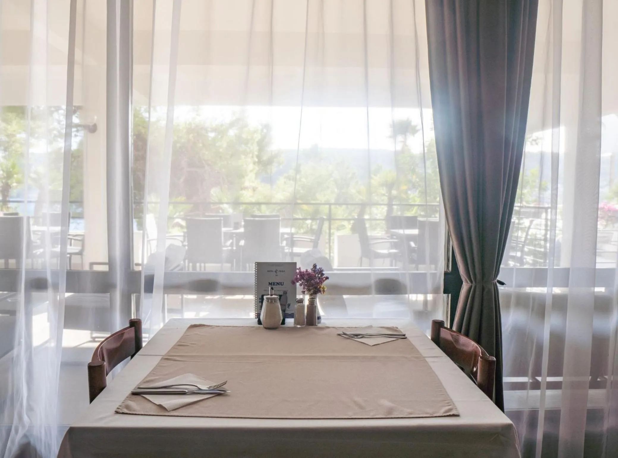Dining area in Hotel Issa