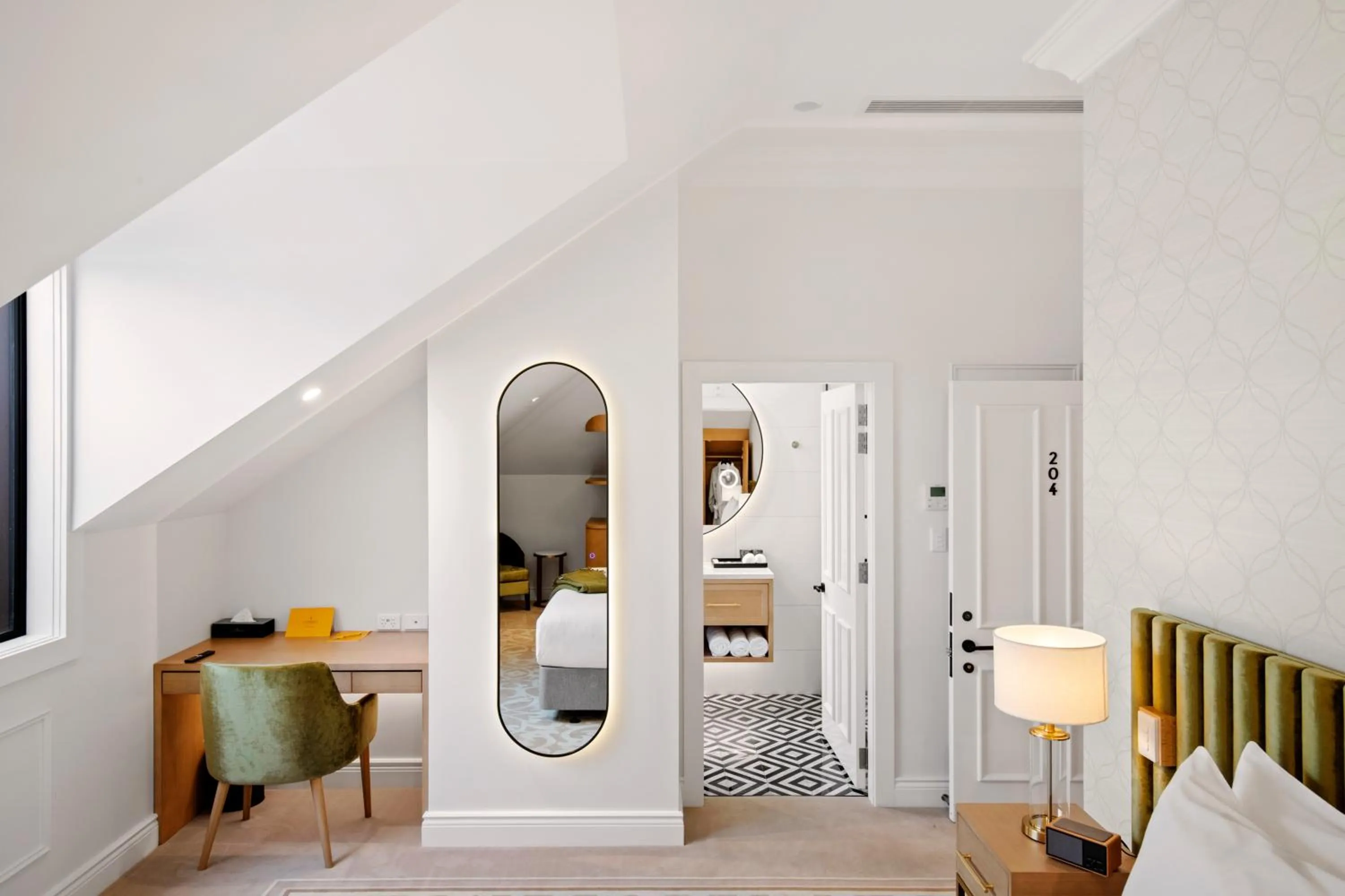 Bathroom, Bed in The Clements Hotel