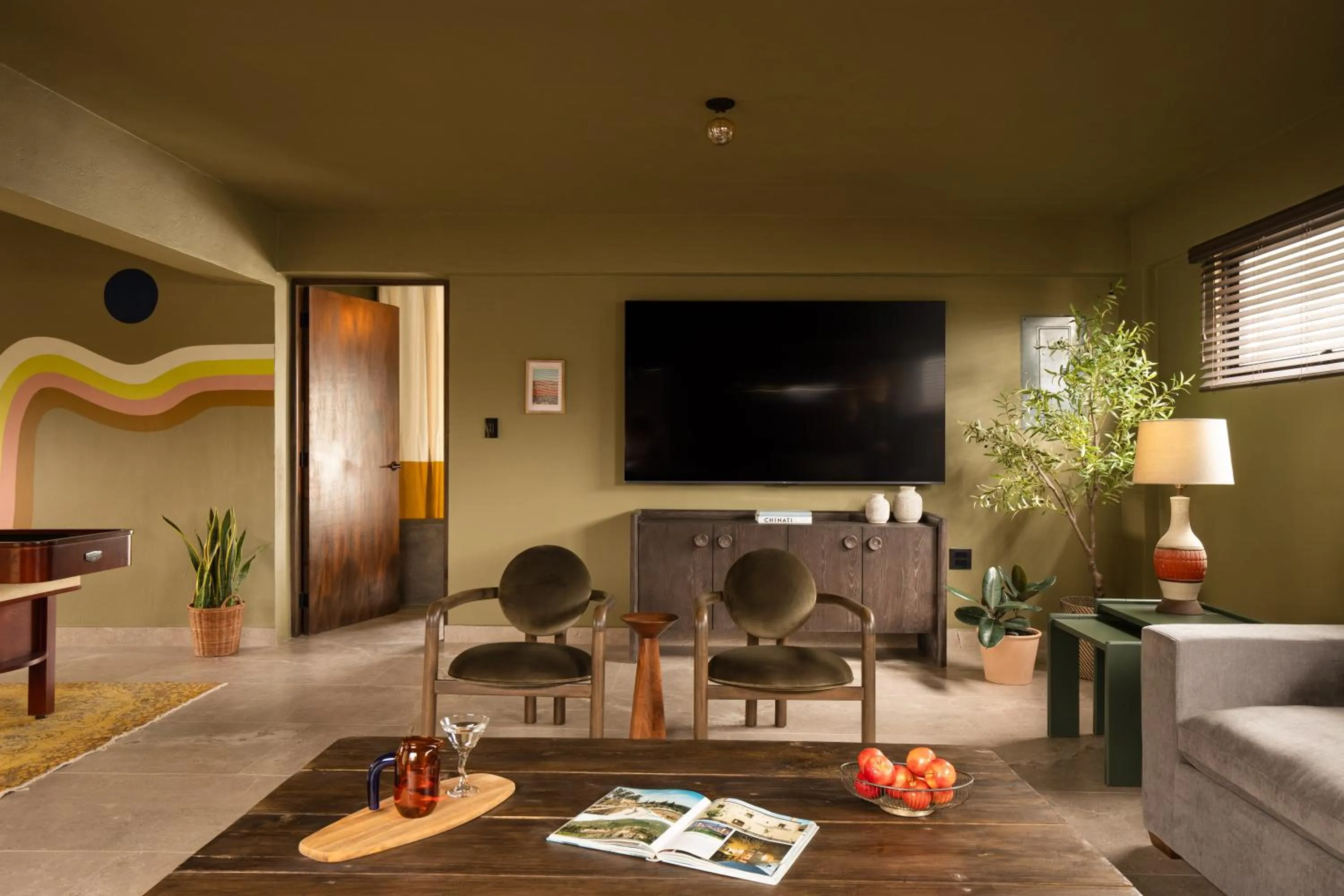 Communal lounge/ TV room in MARU by DW