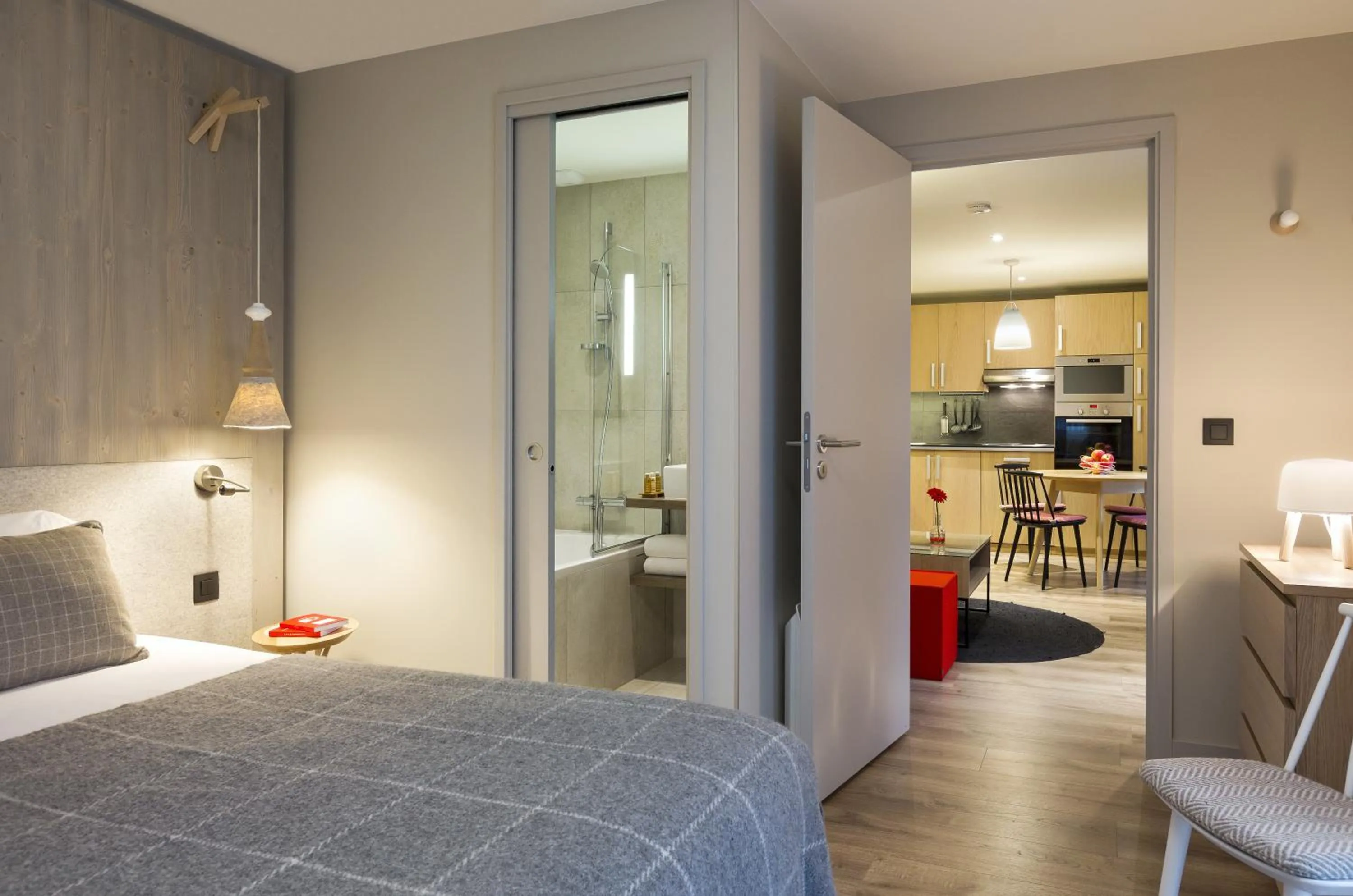 Shower, Bed in Appartements de l'Héliopic