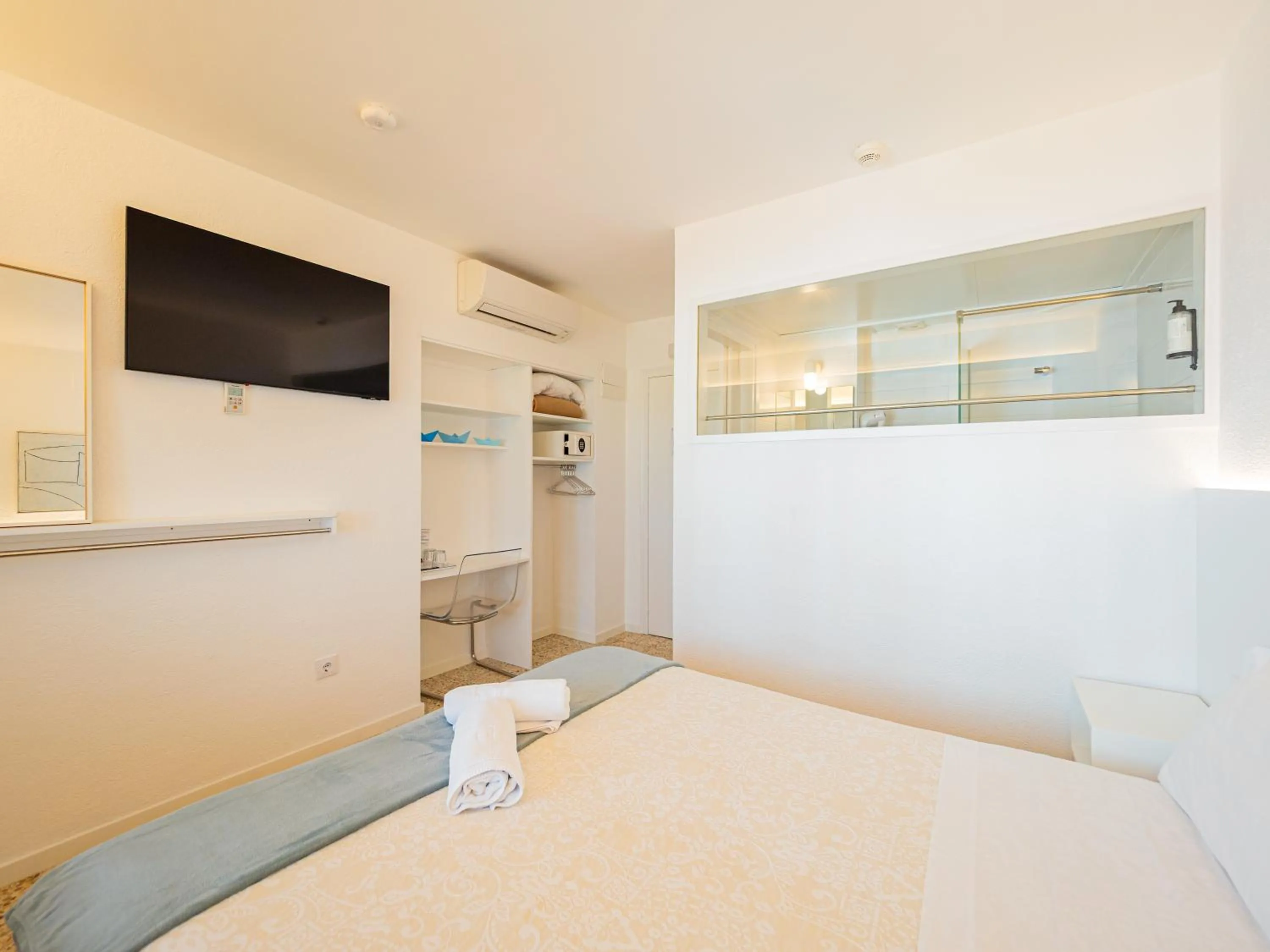 TV and multimedia, Bed in Hostal Marina Cadaqués