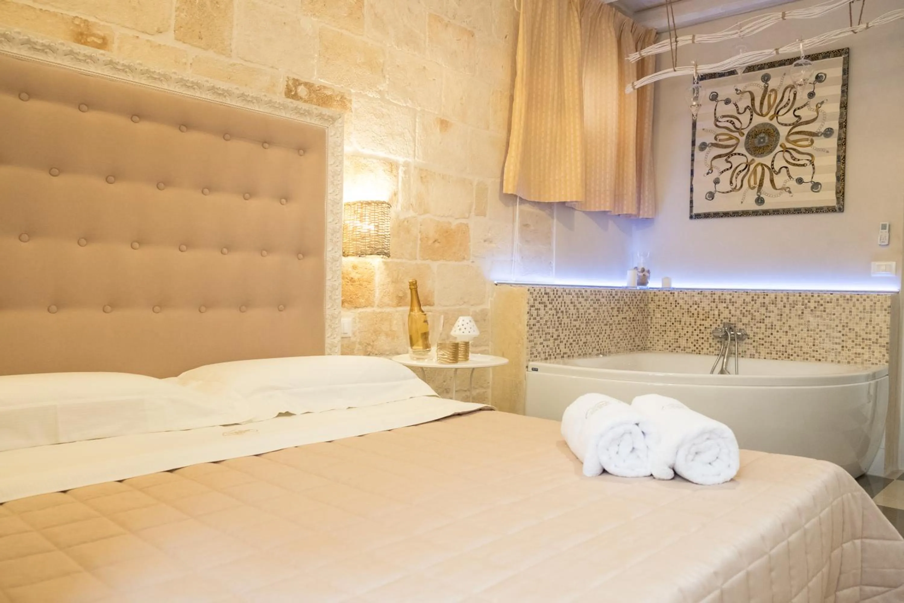 Hot Tub, Bed in HolidayMonopoli