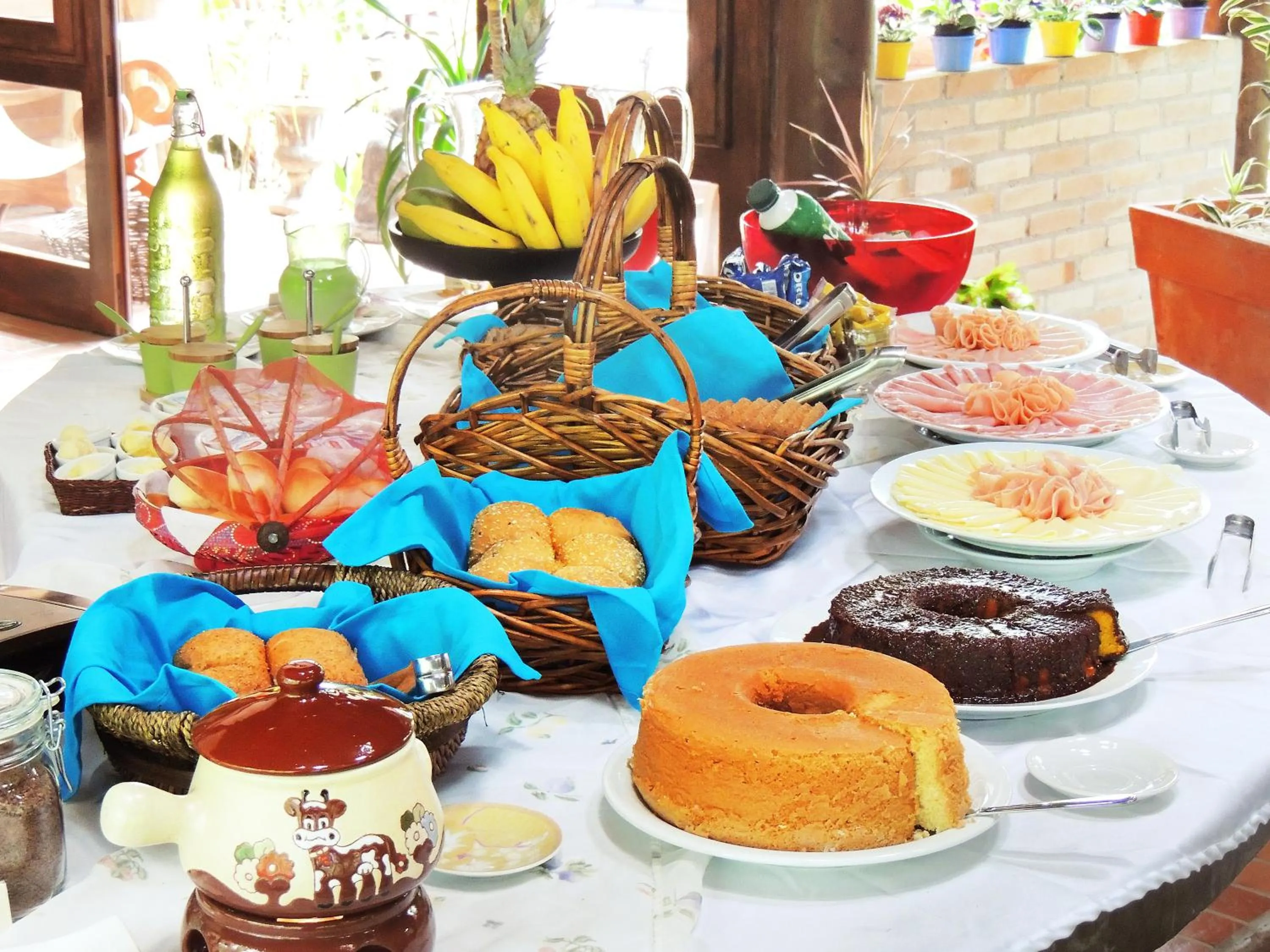Buffet breakfast in Smart Hotel Pousada Reserva Camburi