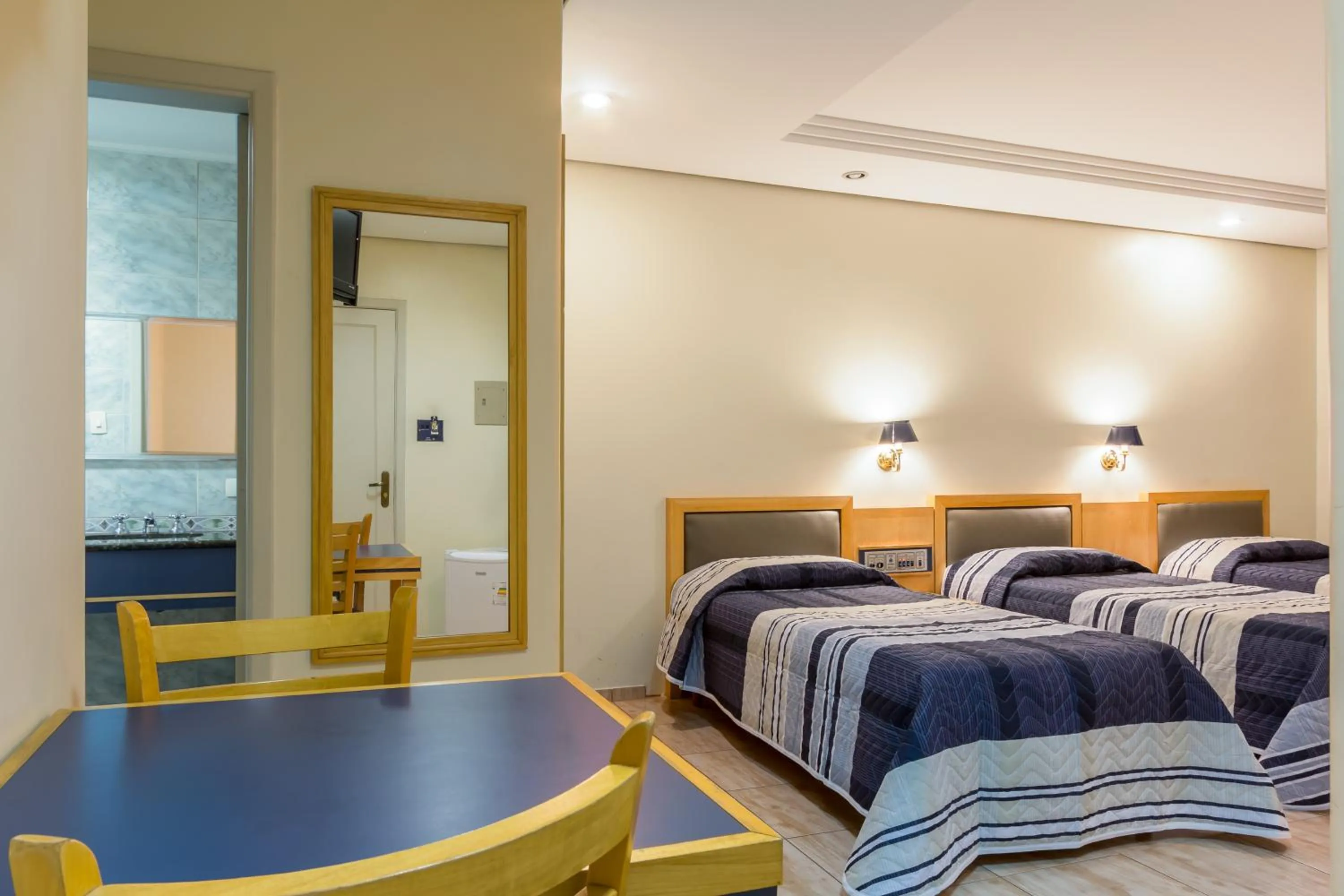 Seating area, Bed in Hotel Columbia