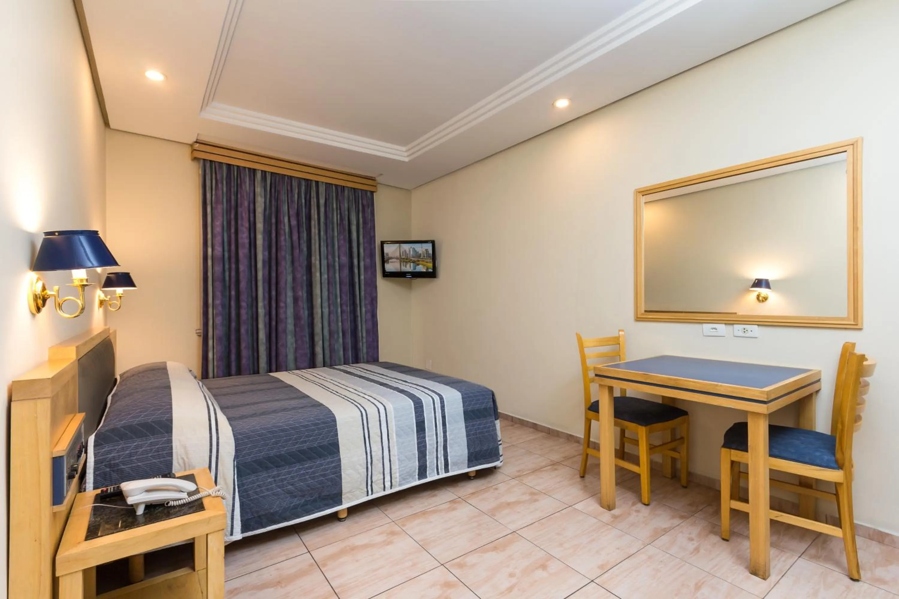 Bedroom, Bed in Hotel Columbia