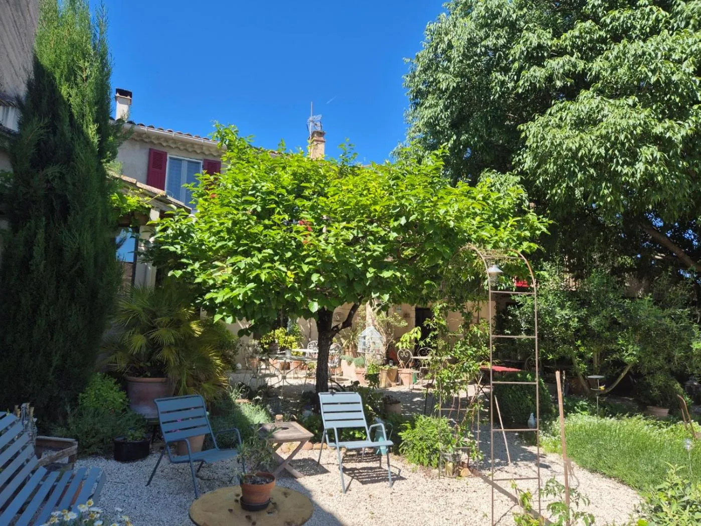 Property building in CHAMBRES D'HÔTES L'Oréliane en Provence Adults Only