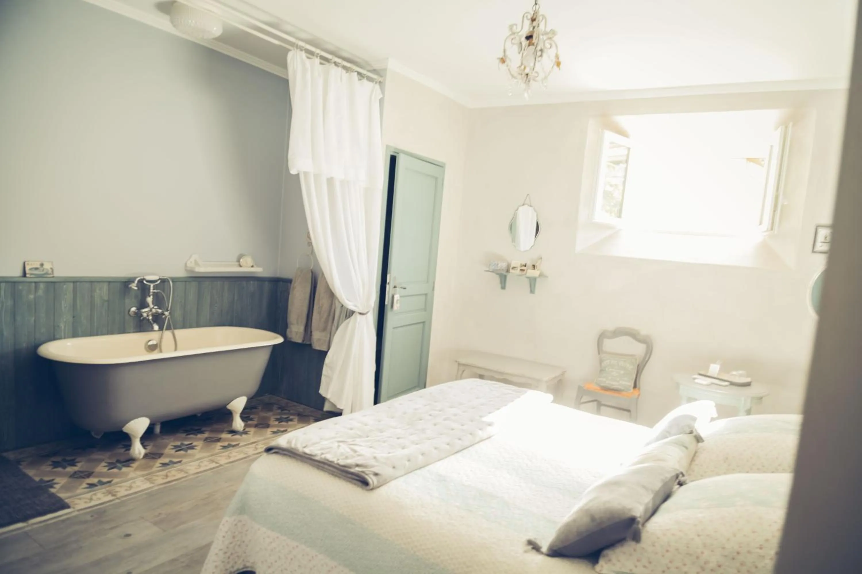 Toilet, Bed in CHAMBRES D'HÔTES L'Oréliane en Provence Adults Only