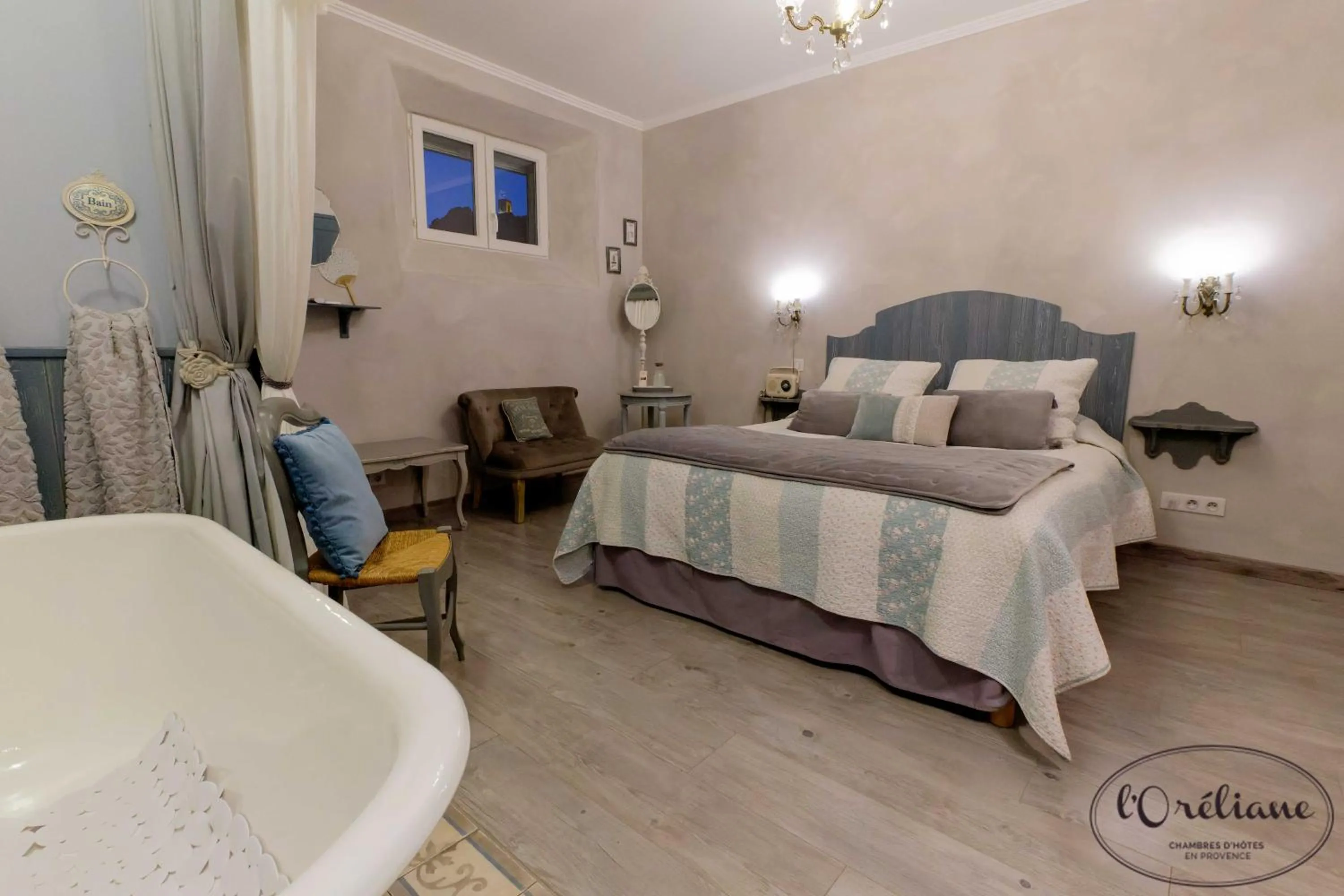 View (from property/room), Bed in CHAMBRES D'HÔTES L'Oréliane en Provence Adults Only