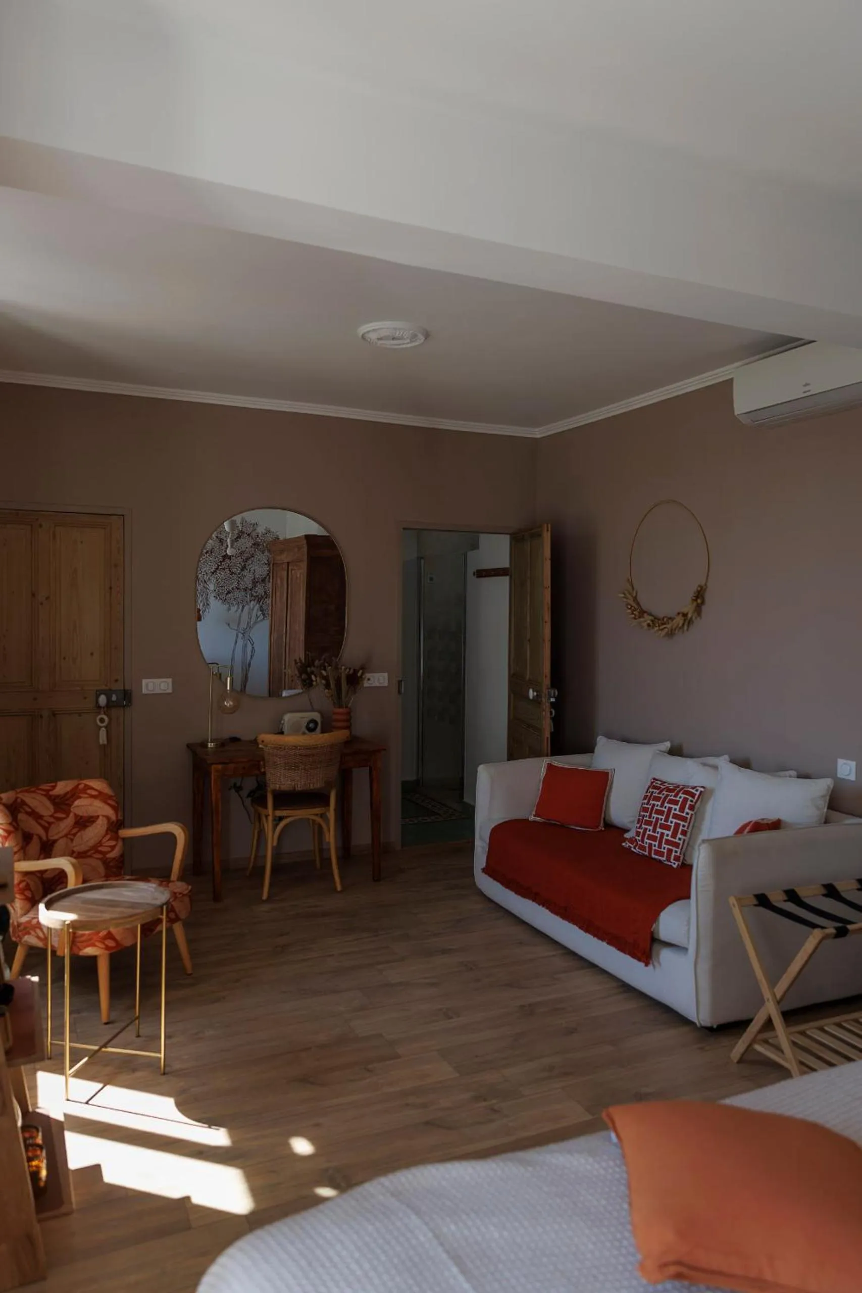 Living room, Bed in CHAMBRES D'HÔTES L'Oréliane en Provence Adults Only