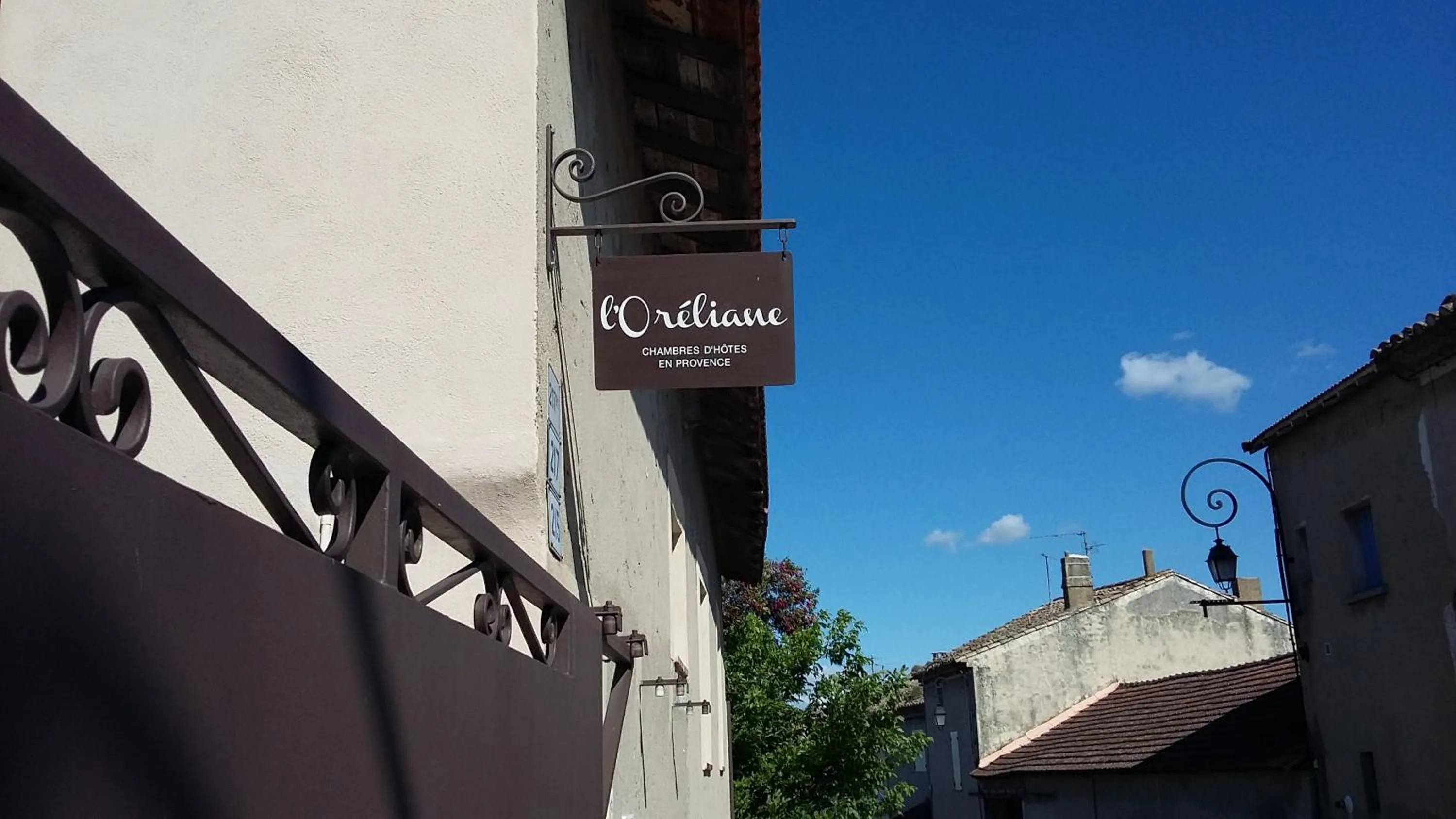 Property building in CHAMBRES D'HÔTES L'Oréliane en Provence Adults Only