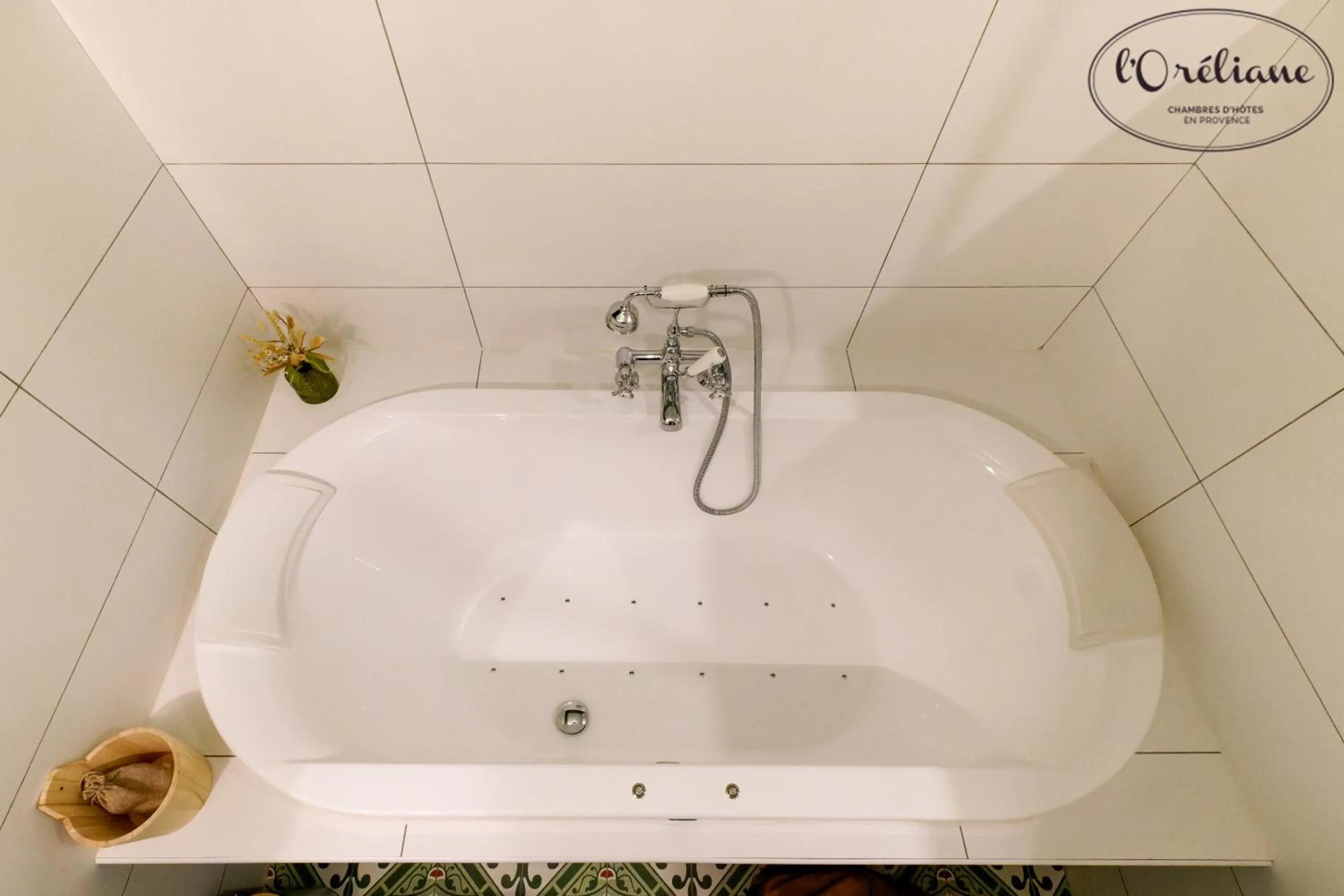 Hot Tub in CHAMBRES D'HÔTES L'Oréliane en Provence Adults Only