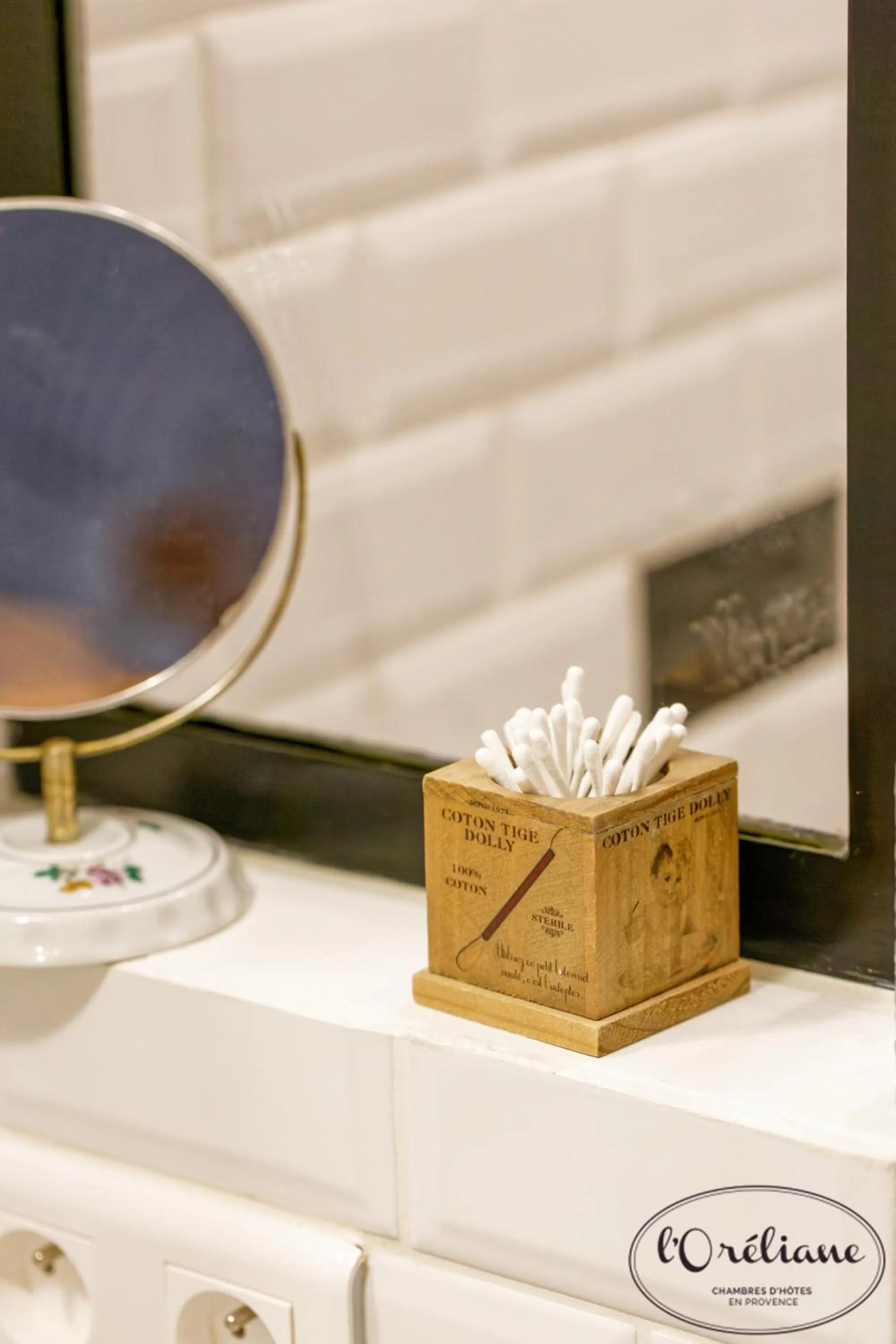 Decorative detail in CHAMBRES D'HÔTES L'Oréliane en Provence Adults Only