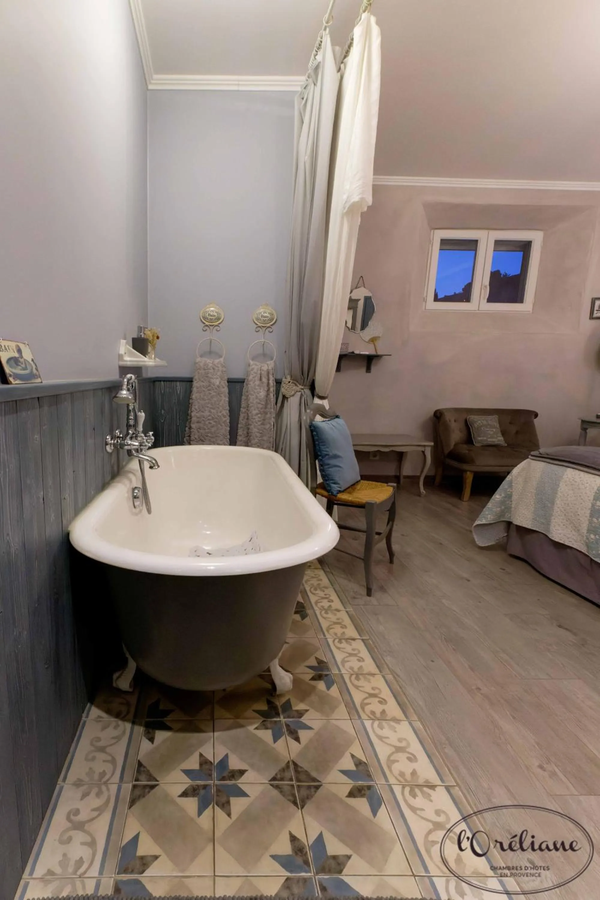 Bath, Bed in CHAMBRES D'HÔTES L'Oréliane en Provence Adults Only