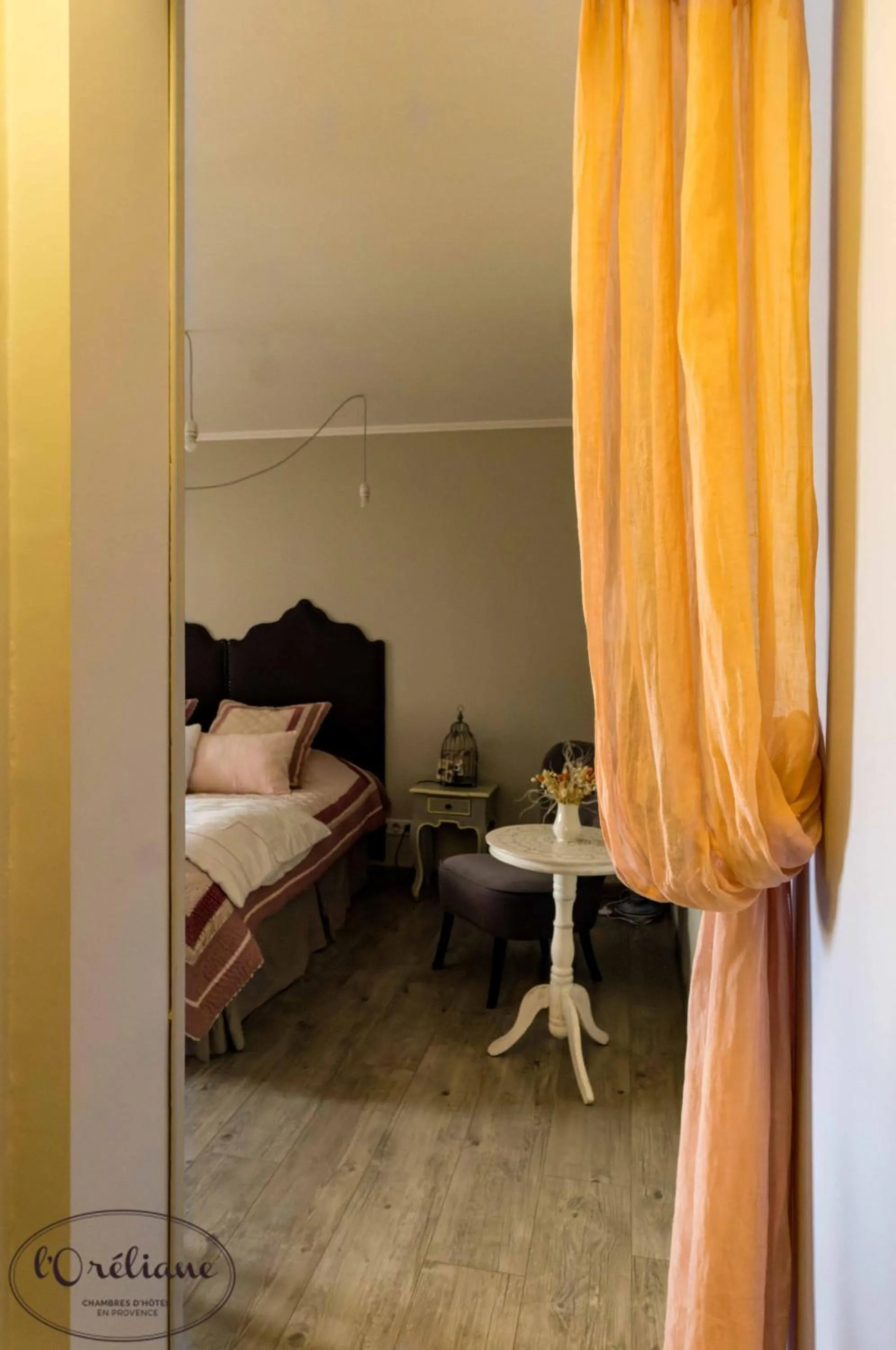 Bed in CHAMBRES D'HÔTES L'Oréliane en Provence Adults Only