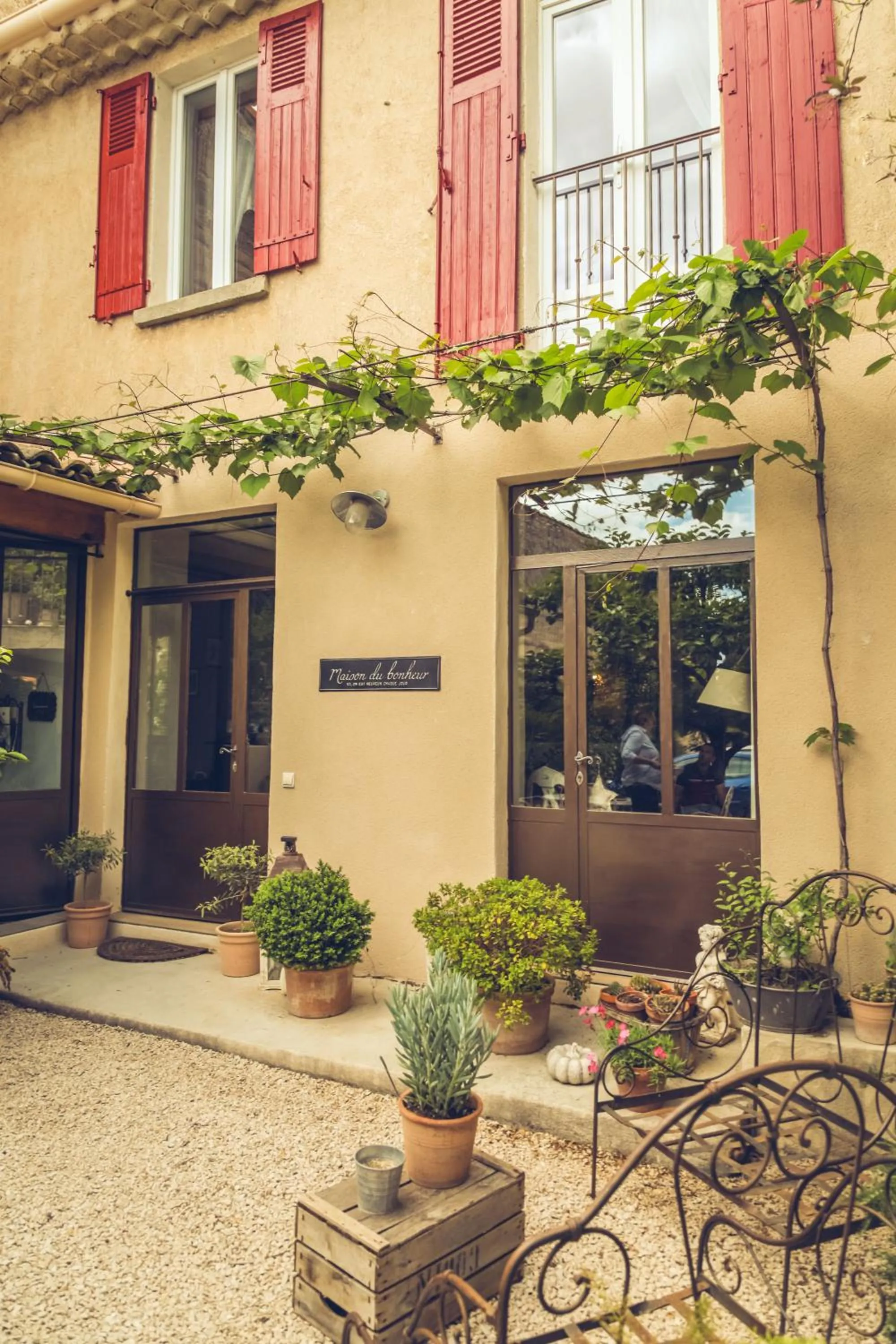 Property building in CHAMBRES D'HÔTES L'Oréliane en Provence Adults Only