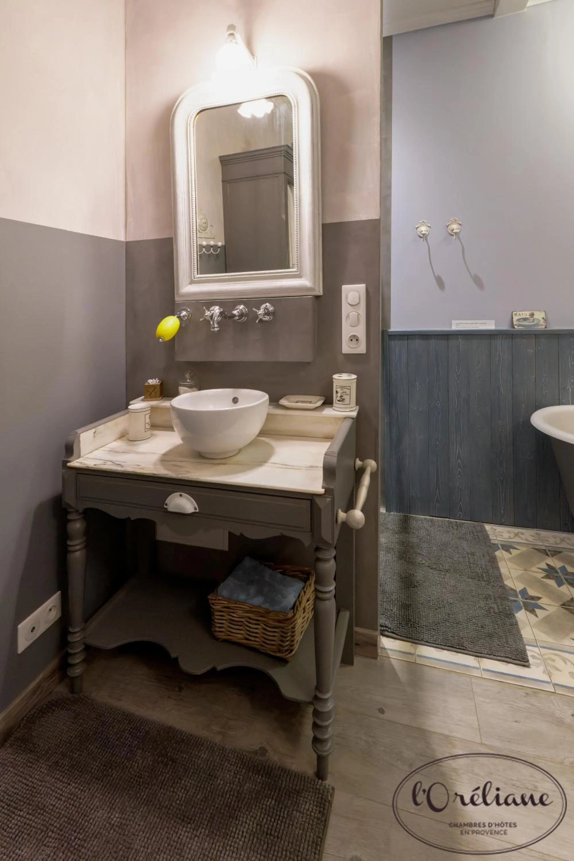 Bathroom in CHAMBRES D'HÔTES L'Oréliane en Provence Adults Only