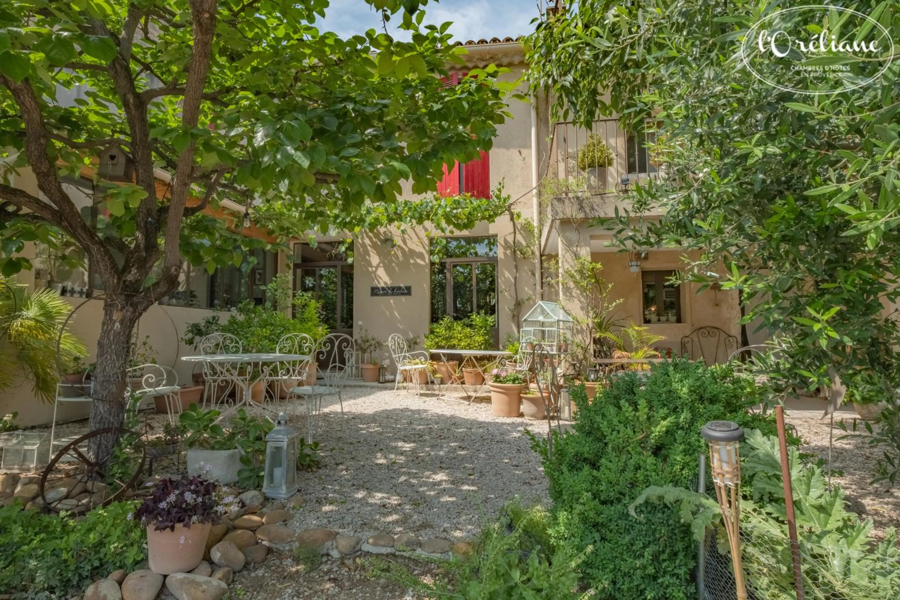 Property building in CHAMBRES D'HÔTES L'Oréliane en Provence Adults Only