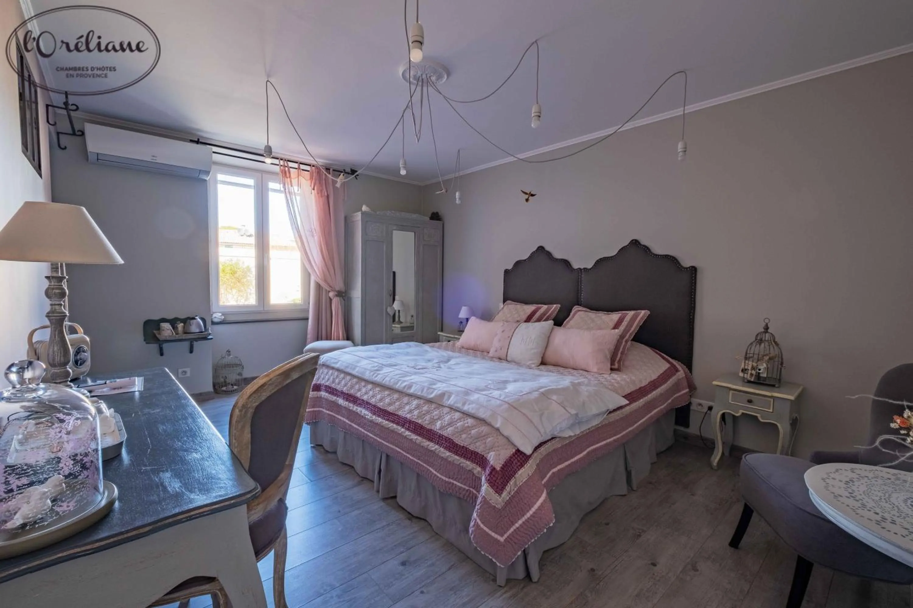 Bed in CHAMBRES D'HÔTES L'Oréliane en Provence Adults Only