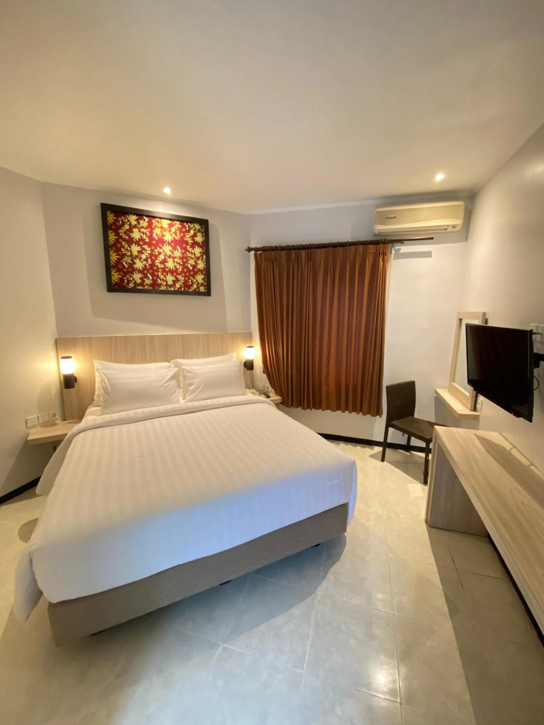 Photo of the whole room in Tuwuh Hotel at Kayutangan